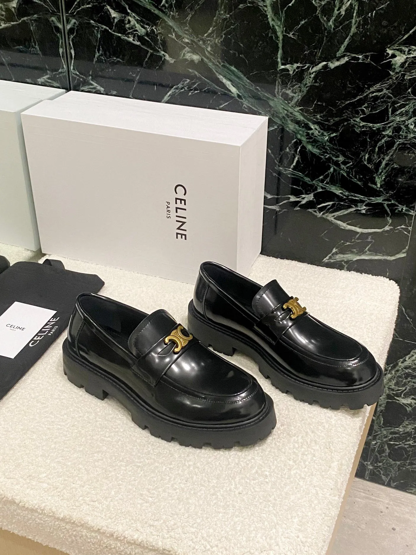 橙子出厂价💰115 CELINE 赛琳 凯旋门厚底乐福鞋单鞋 英伦风小皮鞋 这一季的赛琳真的是开了挂✔️龙年必须要入手一双celine乐福鞋 ，复古风经典款 超级百搭 简单大气 无论裙装裤装都能随意搭配 妥妥的颜霸 上脚无不彰显它的品牌气息 鞋面：特定开边珠牛皮 码数：35-40