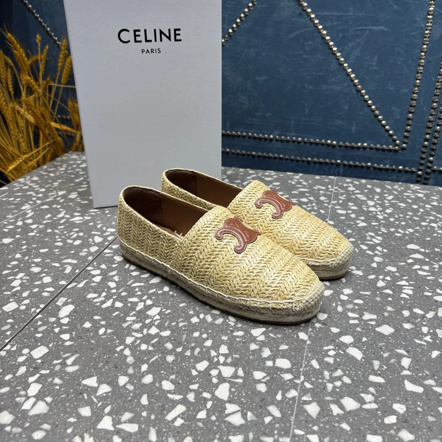 Celine 赛琳渔夫鞋 鞋面:PP草/牛皮 内里:羊皮 中底:麻绳编织 大底:防滑橡胶底 码数:35-41码(40.41订制不退不换) 价格:💰250
