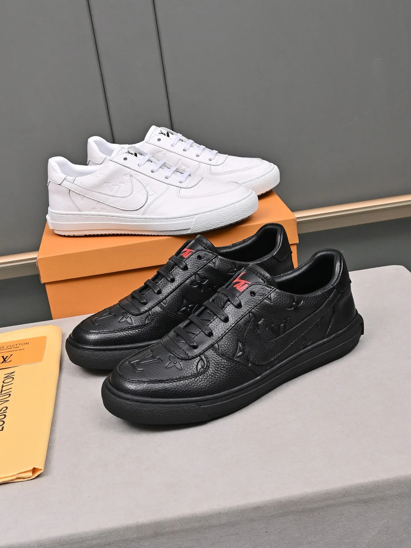 主推款👍👍👍P220 LOUIS VUITTON 【路登易威】———LV鞋面【Lv】🇮🇹进口头层牛皮压花🇩🇪内里进口羊皮内里 ➕防滑耐磨大底。每一位男士的身份衬托,上脚大气稳重🚶🏻🚶🏻📯不管风吹雨打鞋楦不变,经得起时间的验证🔍️。———码数:38—44(45可定做)