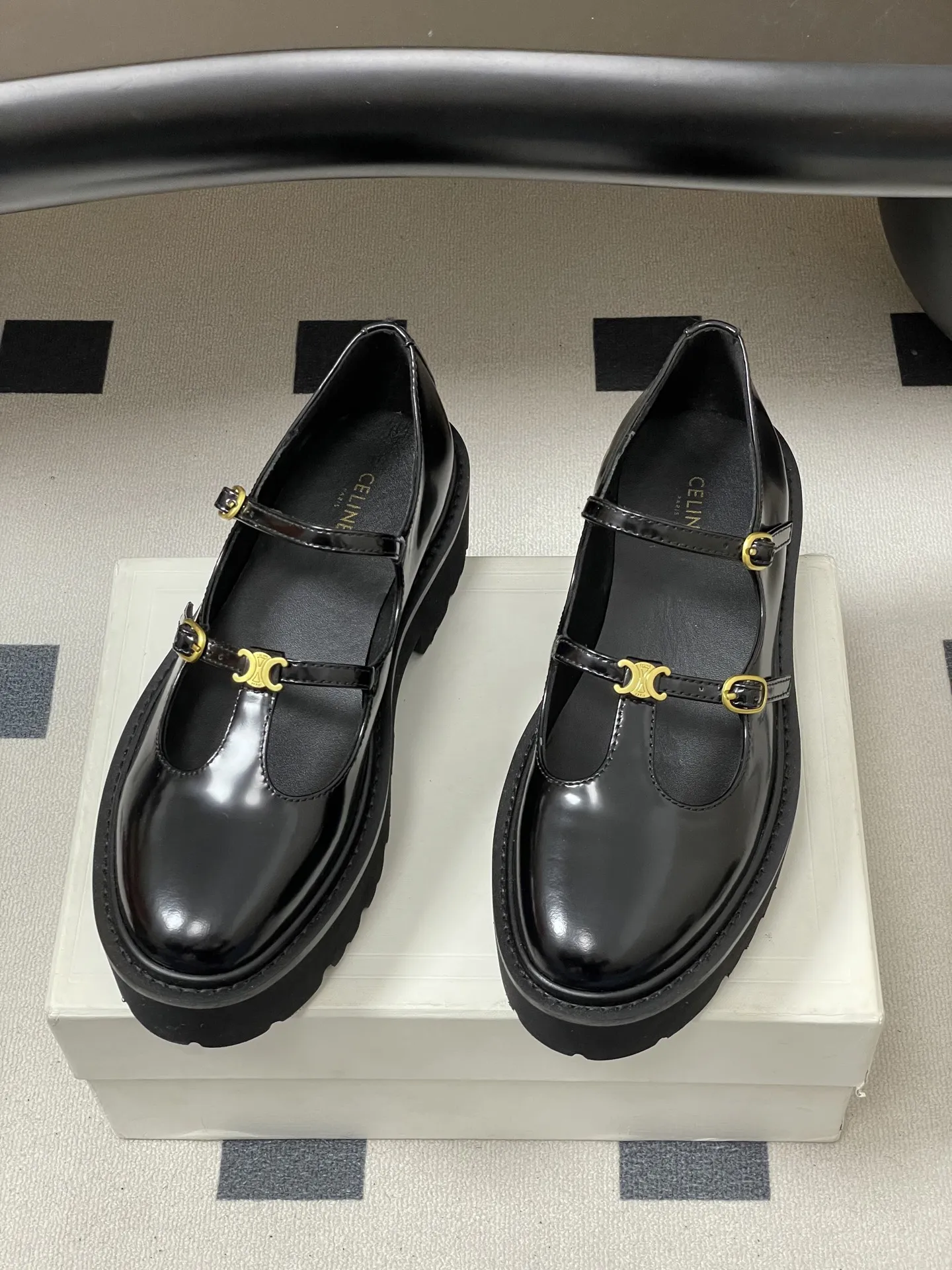 p310-顶级品质 26Fw春夏新款 CELINE 赛琳/思琳 凯旋门厚底玛丽珍鞋搭扣T字带布洛克增高乐福鞋 复古玛丽珍鞋型,搭配T字带+凯旋门金属扣,品牌标志性元素,辨识度高,既有复古优雅感,又带点甜酷的“千金风”。 厚底设计既能隐形增高,又比细跟更稳;内里多为真皮材质,透气不闷脚。鞋头是小方圆头,不挤脚且修饰脚型;适配裙装、裤装,日常/轻正式场合都能穿。 鞋面:定制牛皮 内里垫脚:牛皮 鞋底:真皮沿条/原版私模进口材质多层组合大底 跟高:5cm 码数:35-39(40.41定做不退换)