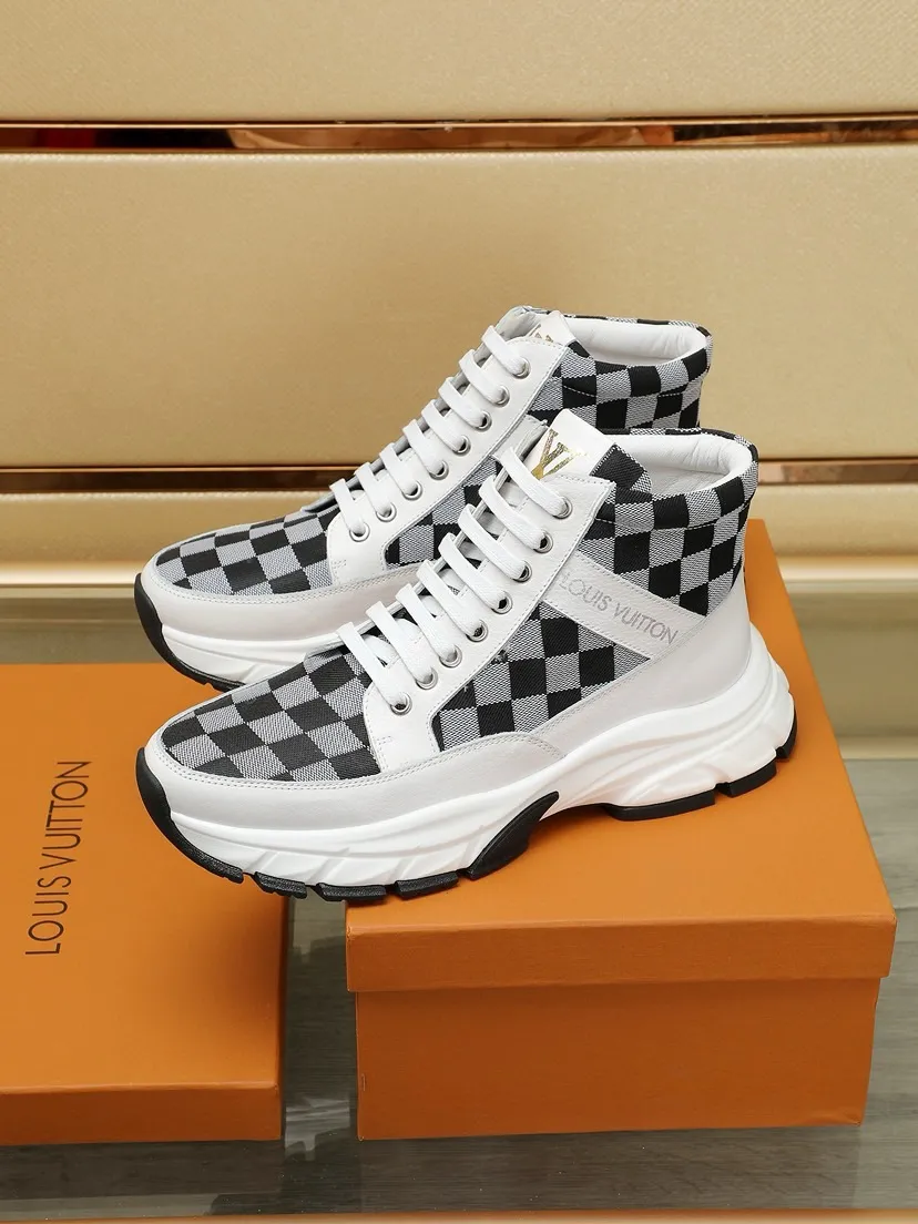 工厂P250💰《LOUI* VUITTO*》爆款男士休闲鞋 💯代购级别品质,鞋面由原版材料搭配牛皮、实物超闪⚡️ 时尚百搭 鞋头楦型挺而饱满,鞋底LV原厂开模随意进出 上脚轻便舒适~纯手工制作,细节决定品质!颜色:两色可选。Size:38-44(45定做)