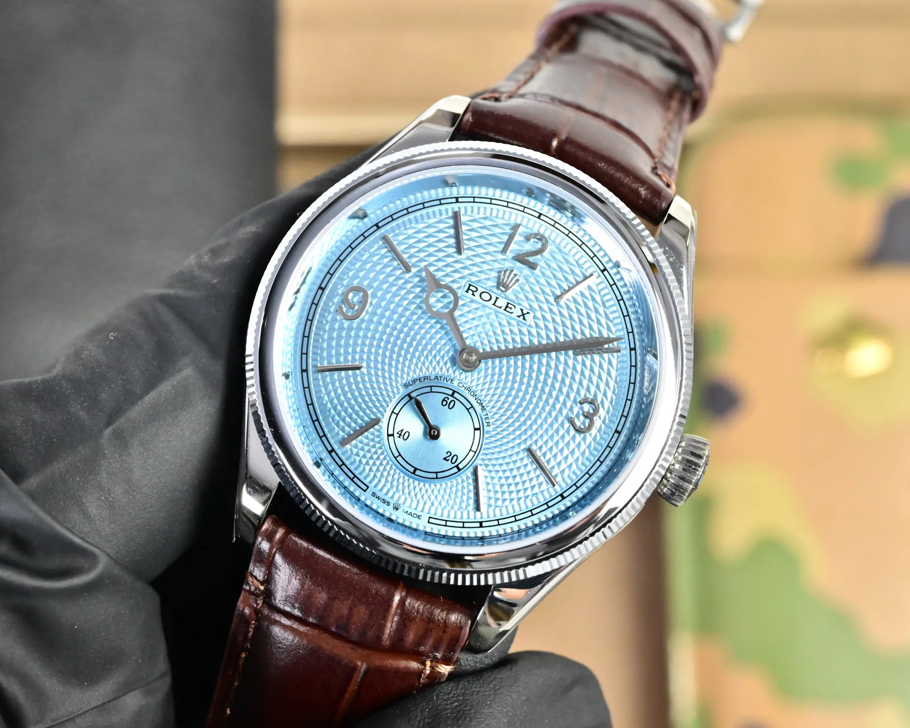 白壳660 金壳680 劳力士切利尼两针半 Rolex恒动1908型m52508-0006小秒型腕表，是劳力士几百年来第一款透底腕表🏅️WN2腕表尺寸：39&times;11mm，独家定制改装自动机械机芯，走时精准稳定性，搭配意大利小牛皮，双褶扣，皮质柔软细腻更加贴合手腕给您带来舒适的佩戴感！ 匠心传承，专注优品送礼最佳奢华推荐请认准独家品质📷