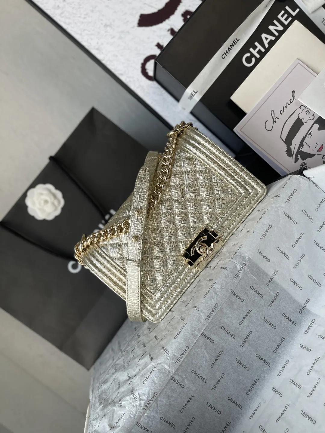 顶级货_厂p650 法国&bull;高端定制品 Chane1 Classic Bag A67086 leboy-鱼子酱辣妈款 2020年Chane1最新概念～经典辣妈系列 时尚、高雅、尊贵！一直是国际明星、贵妇们必备的时尚宠儿。 结合一切经典的创作思维，这款包是Karl Lagerfeld和新任总监Virginie Viard一起设计的 也是老佛爷给我们留下最后的礼物 简直是小香一切经典元素的结合，辣妈款包型经典、时尚、贵气大方，让人一眼钟情！ 看到它的第一眼的时候 Always miss him可手拿斜挎侧背肩背手提 简直是一款完美百搭包！ 大师傅精工打造，细节完美无瑕，采用顶级复古五金配件+进口鱼子酱牛皮，内配专柜同版小羊皮内里，摸起来手感很柔软的很舒服 喜翻～ 时尚在转动，但经典永远不变！ size：底长24.5-高14-宽9CM 肩带长度104CM 【实物更给力哦】