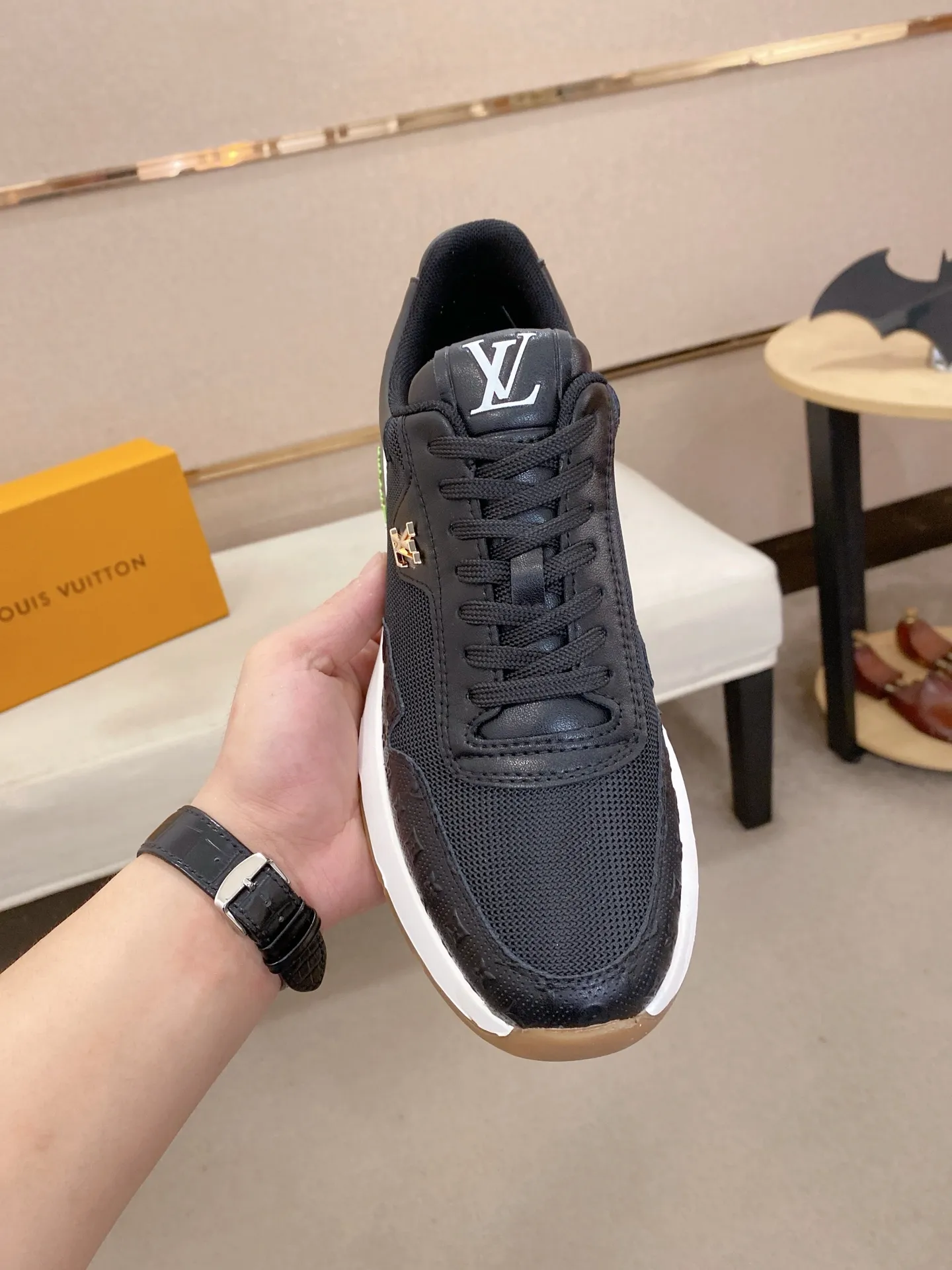 工厂价:241💰🇮🇹🇮🇹LV 路易威登。最新潮鞋休闲鞋实体店爆款38-44码。 新品春夏季舒适进口定制原版牛皮，独特提花面料元素设计。搭配羊皮内里，Lv原版底，[太阳][太阳]高端包装高品质💪细节决定品质、可随意进出专柜，欢迎对比🇮🇹