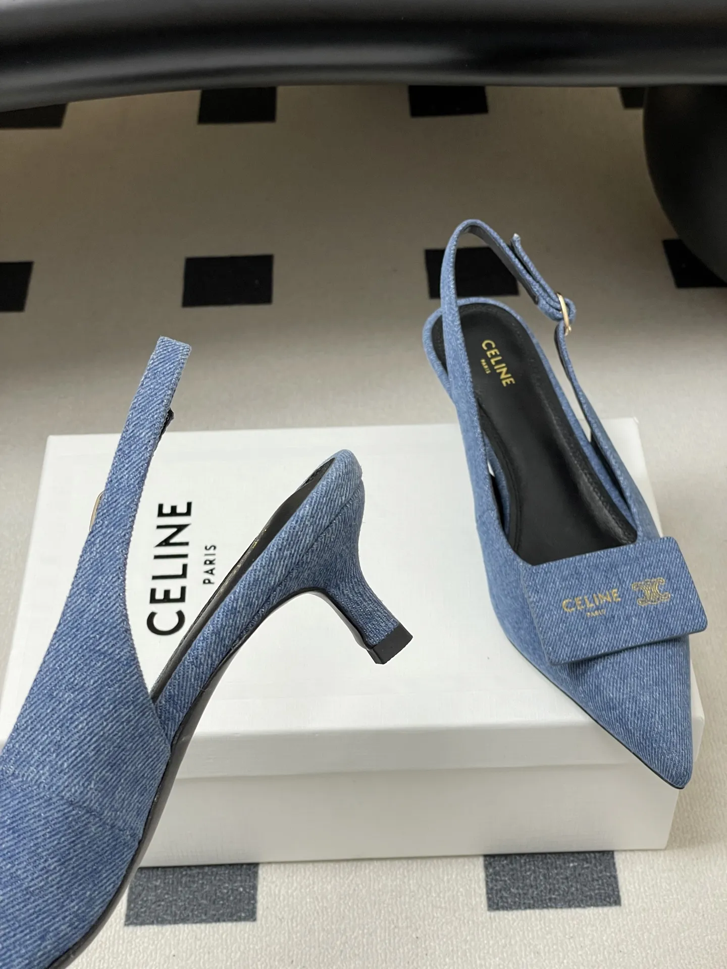 p280- 26Fw春夏新款CELINE 赛琳 思琳凯旋门小猫跟名片鞋方扣后空凉鞋 质感巨高级！鞋头那块&ldquo;金属铭牌&rdquo;设计绝了，既有品牌辨识度，又把法式慵懒和干练感揉在一起，后空绑带还特显脚踝细～ 尖头把脚型衬得巨好看，小猫跟走路也稳，通勤、约会都能穿。配黑西装是&ldquo;都市女精英&rdquo;，搭裙子又变&ldquo;法式氛围美人&rdquo;，感觉脚踩的不是鞋，是高级感开关啊！每走一步都像在散发&ldquo;姐很贵但很好搭&rdquo;的信号，谁能拒绝这种精致感啊～ 鞋身正面有小巧的CELINE金属徽标装饰，低调又凸显品牌辨识度，鞋内也印有品牌字样。平底设计搭配柔软皮质，兼顾了舒适度与日常实穿性，适合通勤、休闲等多种场合。 鞋面：羊皮 内里垫脚：羊皮 鞋底：意大利真皮大底 码数：35-39（40.41定做不退换）