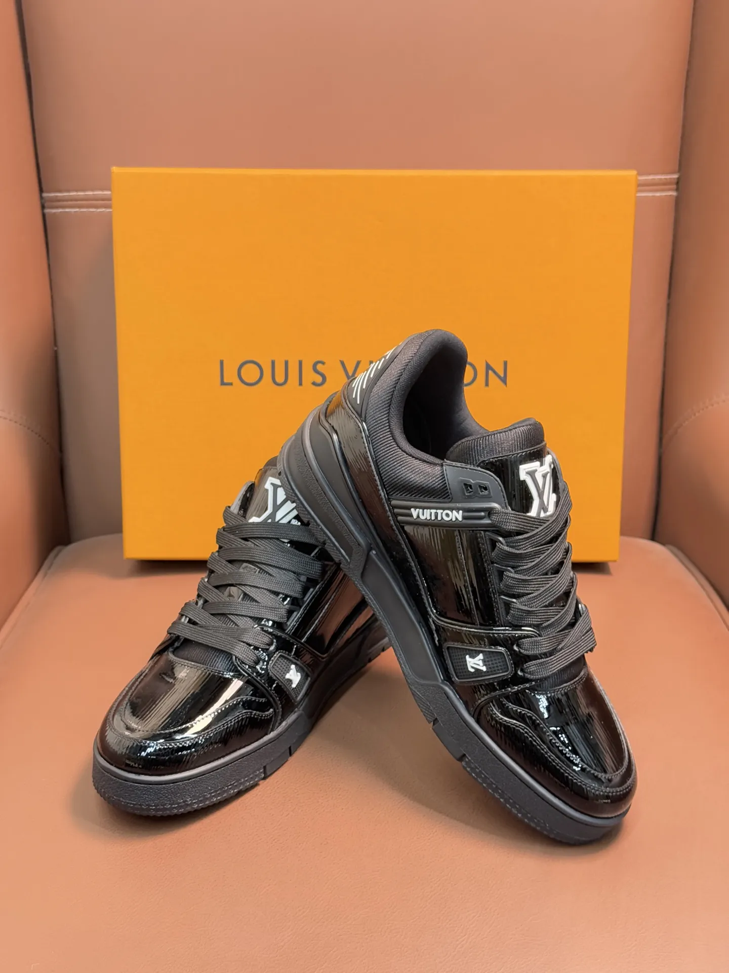 💰440 新款LV TRAINER 系列运动鞋出货本款LV Trainer运动鞋以龟裂效果漆,牛皮革回归新季,搭配橡胶外底,含蓄流露复古气息,展现经典篮球鞋的灵感启发。鞋头嵌入光滑牛皮革细节,鞋面及鞋侧开孔设计,点缀多重品牌元素,鞋舌及两侧饰有LV 字母,外侧饰以手写体路易威登标识,后部饰有 #54标识,双色橡胶外底饰有 Monogram 花卉,织物内里垫脚,延续创新舒适体验。配原盒全套包装! 码数:39-40-41-42-43-44(38/45/46可定做不退换) 标准皮鞋尺码