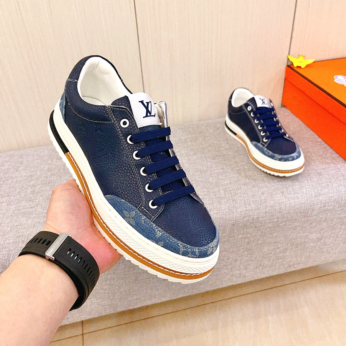 🚘🚘工厂批 220💰🔥【LV】🔥路易威登男鞋高端品牌 官网1：1最新力作：鞋面采用意大利进口头层牛皮搭配舒适透气内里➕原版防滑耐磨大底制作🔥，让行走更加便捷舒适！独家新款，惊世之作，与官方的质量相比美的1：1复刻[色]！打造时尚个性衬托你的与众不同！潮男必备!经典🔥尺码:38-44 颜色： 🔥 2⃣️色可选🔥