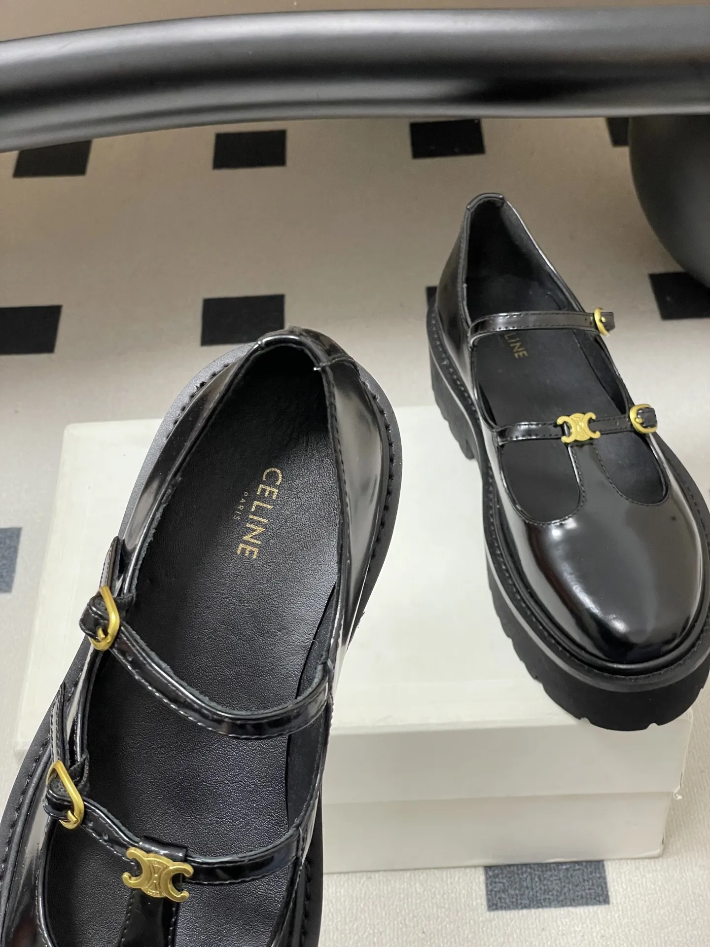 p310-顶级品质 26Fw春夏新款 CELINE 赛琳/思琳 凯旋门厚底玛丽珍鞋搭扣T字带布洛克增高乐福鞋 复古玛丽珍鞋型,搭配T字带+凯旋门金属扣,品牌标志性元素,辨识度高,既有复古优雅感,又带点甜酷的“千金风”。 厚底设计既能隐形增高,又比细跟更稳;内里多为真皮材质,透气不闷脚。鞋头是小方圆头,不挤脚且修饰脚型;适配裙装、裤装,日常/轻正式场合都能穿。 鞋面:定制牛皮 内里垫脚:牛皮 鞋底:真皮沿条/原版私模进口材质多层组合大底 跟高:5cm 码数:35-39(40.41定做不退换)