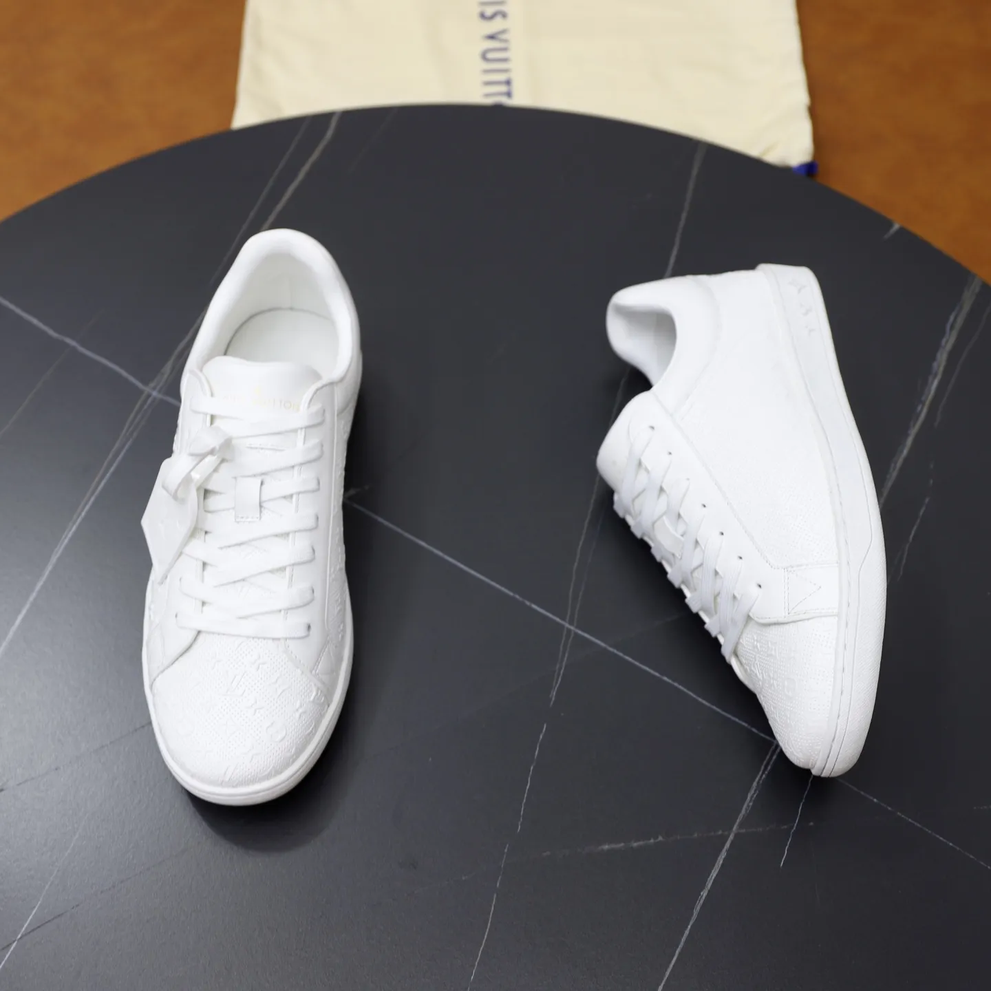 出厂价：260💰顶级原单 品牌：【LOUIS VUITTON 】LV.路易威登 材质： 原工厂牛皮材料 1：1原板大底 舒适内里 款式类型：休闲运动 板鞋 等级：专柜品质 顶级原单 颜色：实物图片色 码数：38&ndash;44（45定制）