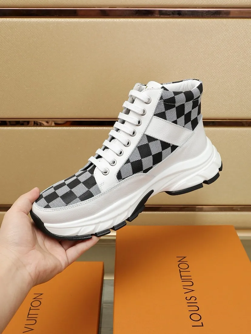工厂P250💰《LOUI* VUITTO*》爆款男士休闲鞋 💯代购级别品质，鞋面由原版材料搭配牛皮、实物超闪⚡️ 时尚百搭 鞋头楦型挺而饱满，鞋底LV原厂开模随意进出 上脚轻便舒适~纯手工制作，细节决定品质！颜色：两色可选。Size:38-44（45定做）
