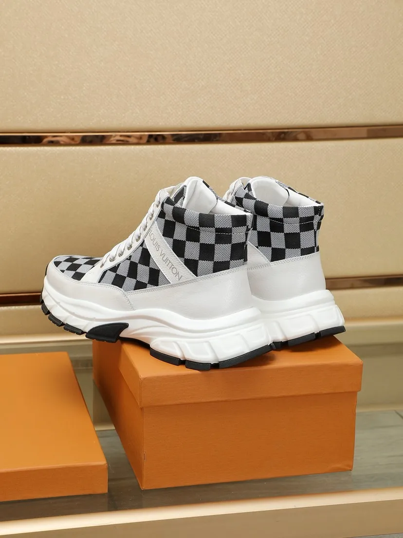 工厂P250💰《LOUI* VUITTO*》爆款男士休闲鞋 💯代购级别品质，鞋面由原版材料搭配牛皮、实物超闪⚡️ 时尚百搭 鞋头楦型挺而饱满，鞋底LV原厂开模随意进出 上脚轻便舒适~纯手工制作，细节决定品质！颜色：两色可选。Size:38-44（45定做）