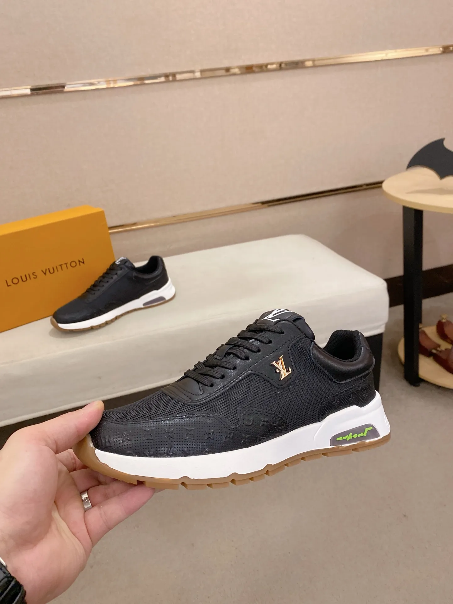 工厂价:241💰🇮🇹🇮🇹LV 路易威登。最新潮鞋休闲鞋实体店爆款38-44码。 新品春夏季舒适进口定制原版牛皮，独特提花面料元素设计。搭配羊皮内里，Lv原版底，[太阳][太阳]高端包装高品质💪细节决定品质、可随意进出专柜，欢迎对比🇮🇹