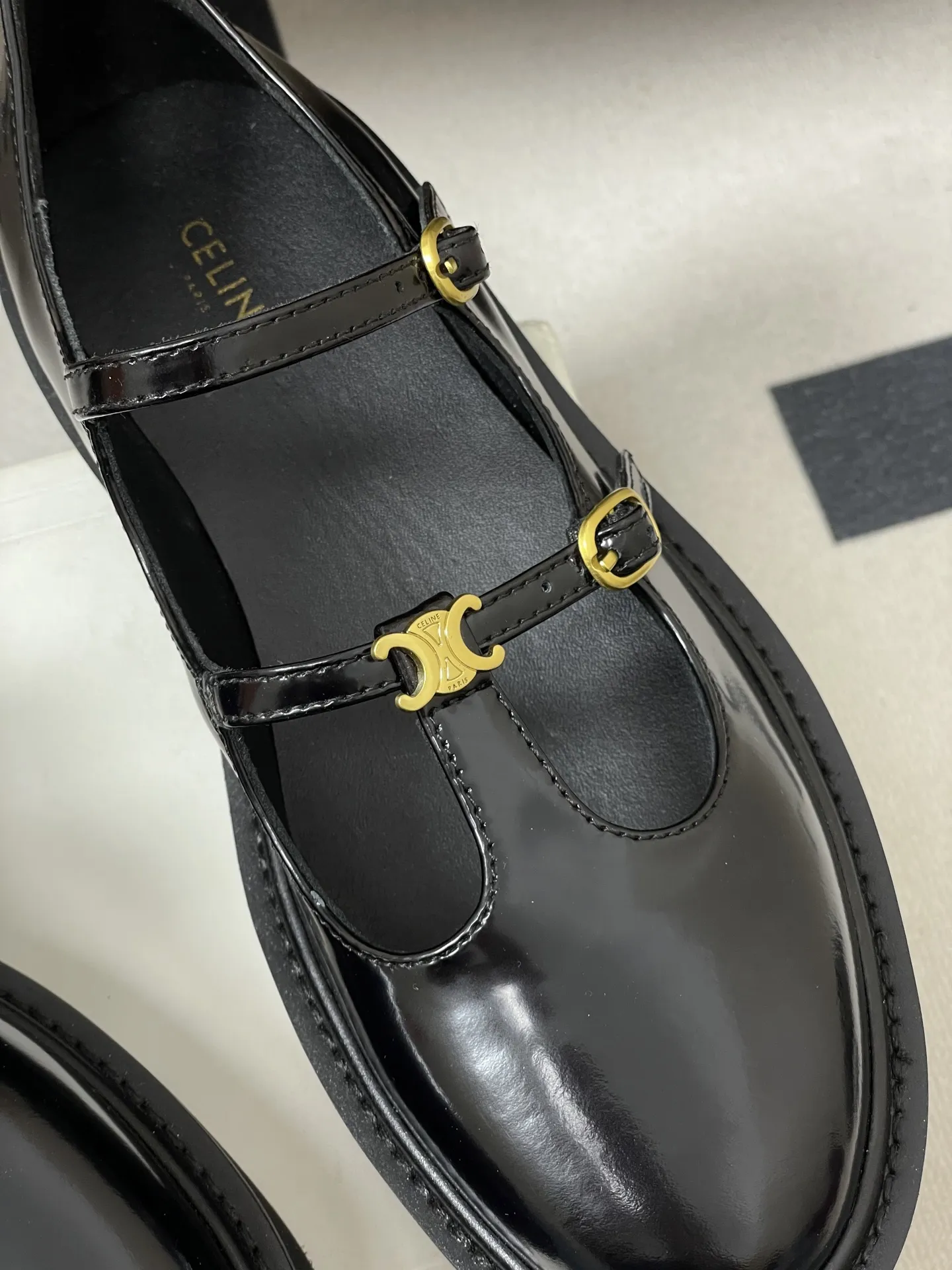 p310-顶级品质 26Fw春夏新款 CELINE 赛琳/思琳 凯旋门厚底玛丽珍鞋搭扣T字带布洛克增高乐福鞋 复古玛丽珍鞋型，搭配T字带+凯旋门金属扣，品牌标志性元素，辨识度高，既有复古优雅感，又带点甜酷的&ldquo;千金风&rdquo;。 厚底设计既能隐形增高，又比细跟更稳；内里多为真皮材质，透气不闷脚。鞋头是小方圆头，不挤脚且修饰脚型；适配裙装、裤装，日常/轻正式场合都能穿。 鞋面：定制牛皮 内里垫脚：牛皮 鞋底：真皮沿条/原版私模进口材质多层组合大底 跟高：5cm 码数：35-39（40.41定做不退换）