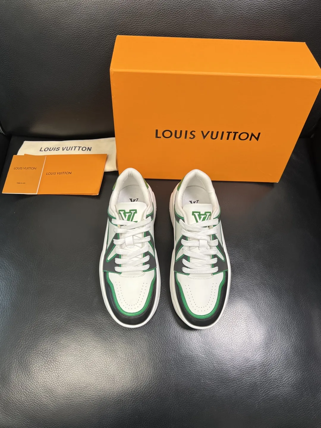 P440 Lv 高品质 顶级工艺品 路易威登，专柜同步原厂配置，鞋面意大利进口，高品质拼接缤纷色彩复杂工艺品，进口牛皮里垫柔软舒适，鞋底：原厂特供原版底，TPU独家活动成型底超级舒适，原厂跟单货，码数 39-44 （订做 45 ）