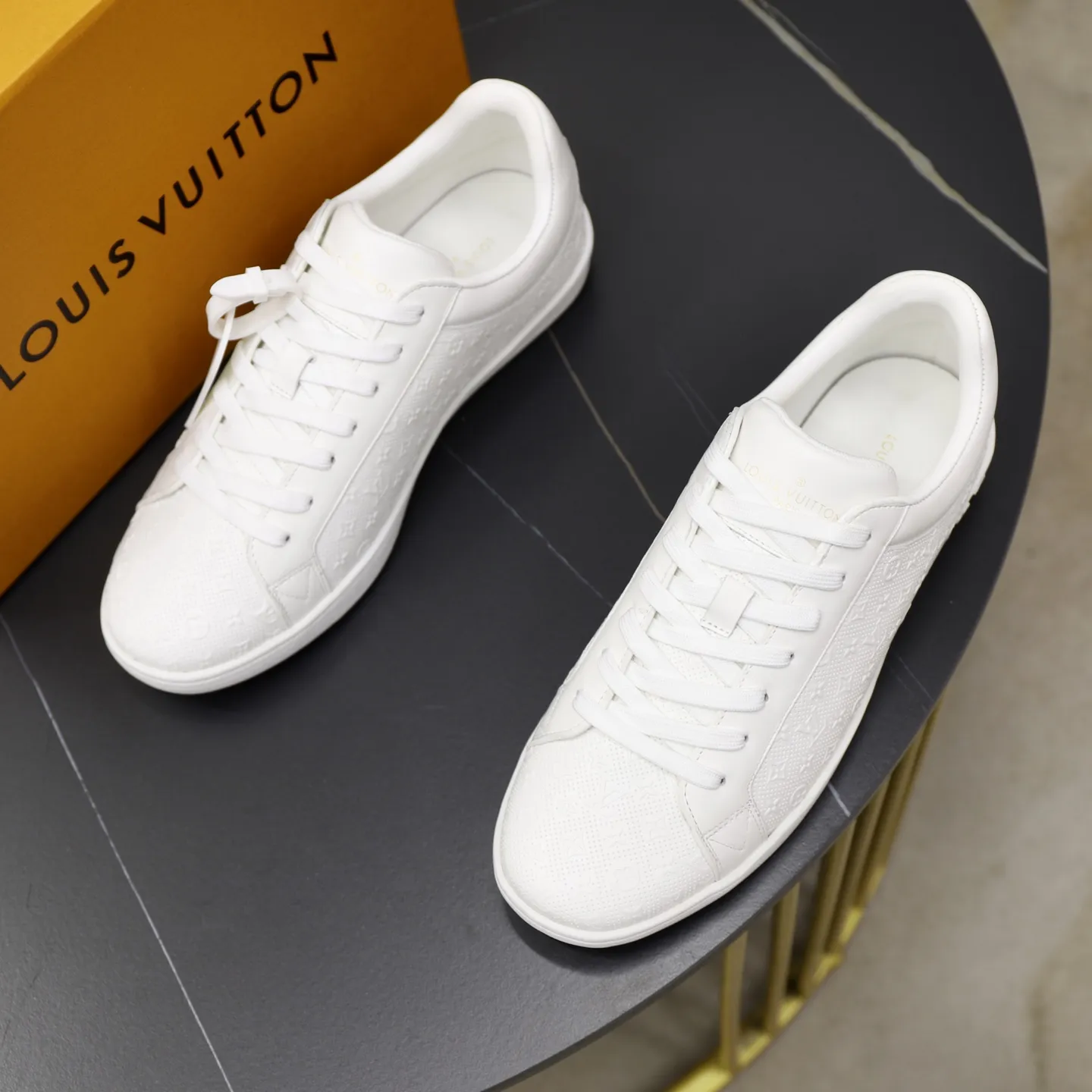 出厂价：260💰顶级原单 品牌：【LOUIS VUITTON 】LV.路易威登 材质： 原工厂牛皮材料 1：1原板大底 舒适内里 款式类型：休闲运动 板鞋 等级：专柜品质 顶级原单 颜色：实物图片色 码数：38&ndash;44（45定制）