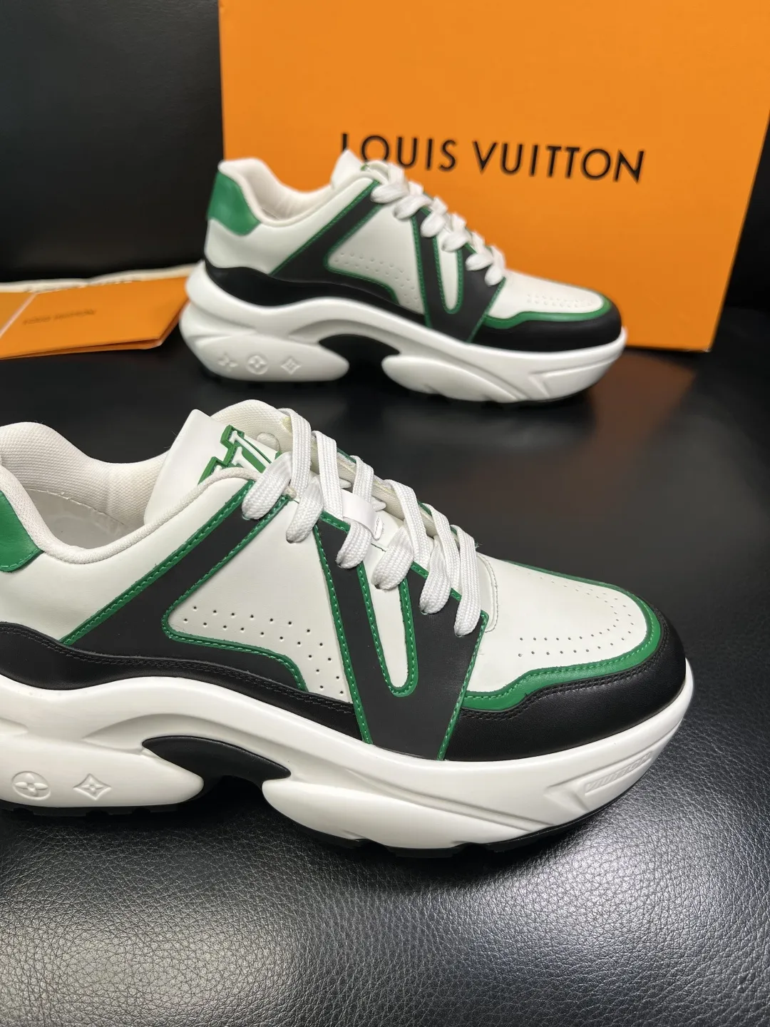 P440 Lv 高品质 顶级工艺品 路易威登,专柜同步原厂配置,鞋面意大利进口,高品质拼接缤纷色彩复杂工艺品,进口牛皮里垫柔软舒适,鞋底:原厂特供原版底,TPU独家活动成型底超级舒适,原厂跟单货,码数 39-44 (订做 45 )