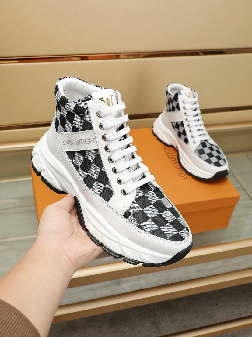 工厂P250💰《LOUI* VUITTO*》爆款男士休闲鞋 💯代购级别品质，鞋面由原版材料搭配牛皮、实物超闪⚡️ 时尚百搭 鞋头楦型挺而饱满，鞋底LV原厂开模随意进出 上脚轻便舒适~纯手工制作，细节决定品质！颜色：两色可选。Size:38-44（45定做）
