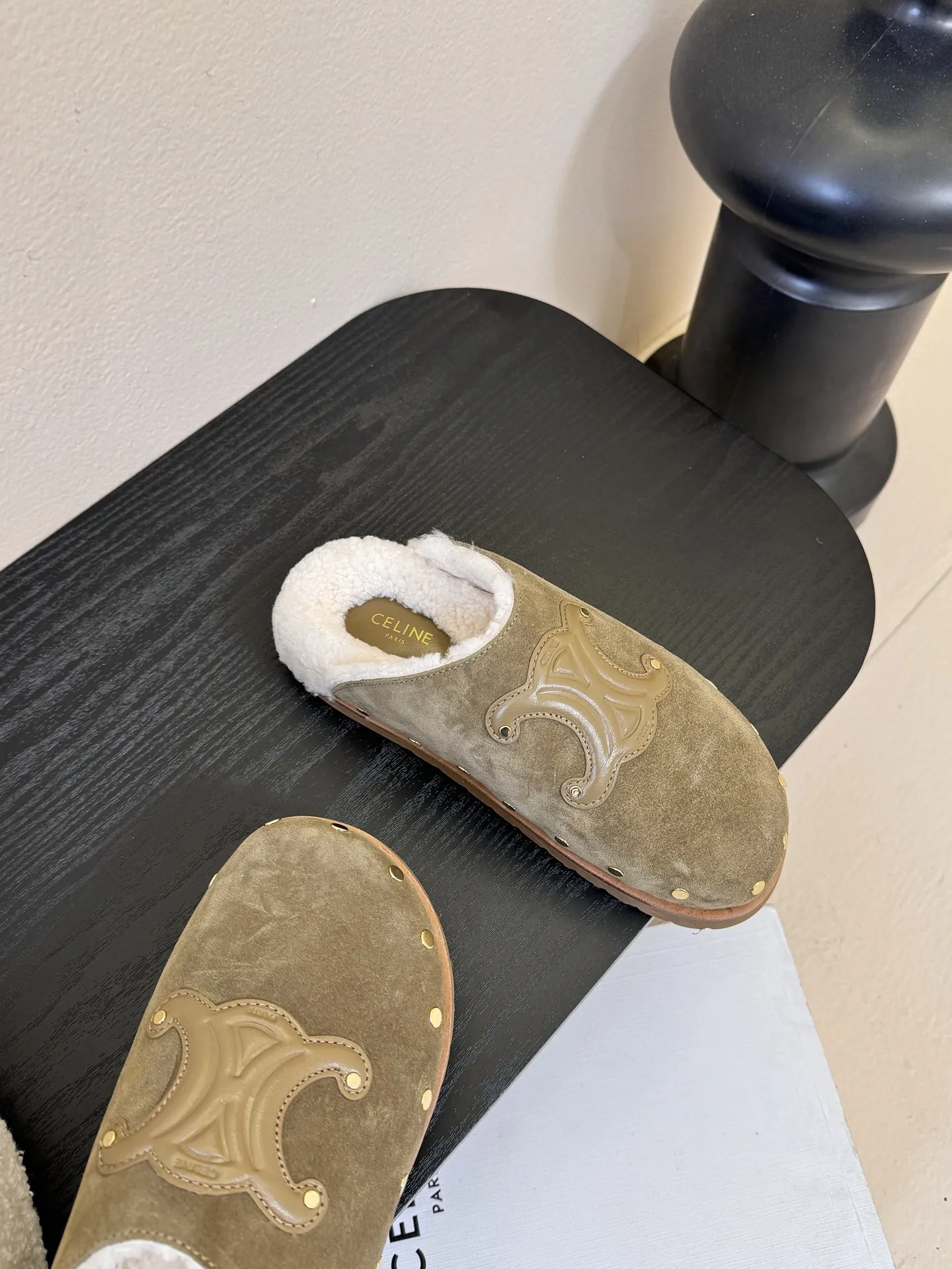 💰280 CELINE&middot;思琳 赛琳最新呈现PITEA木屐羊毛厚底穆勒鞋毛拖系列。顶级版本后跟原版牛皮包中底3D立体logo，原版定制羊毛完美契合专柜颜色，原版私模进口材质多层组合大底。女码：35-39 4041定制
