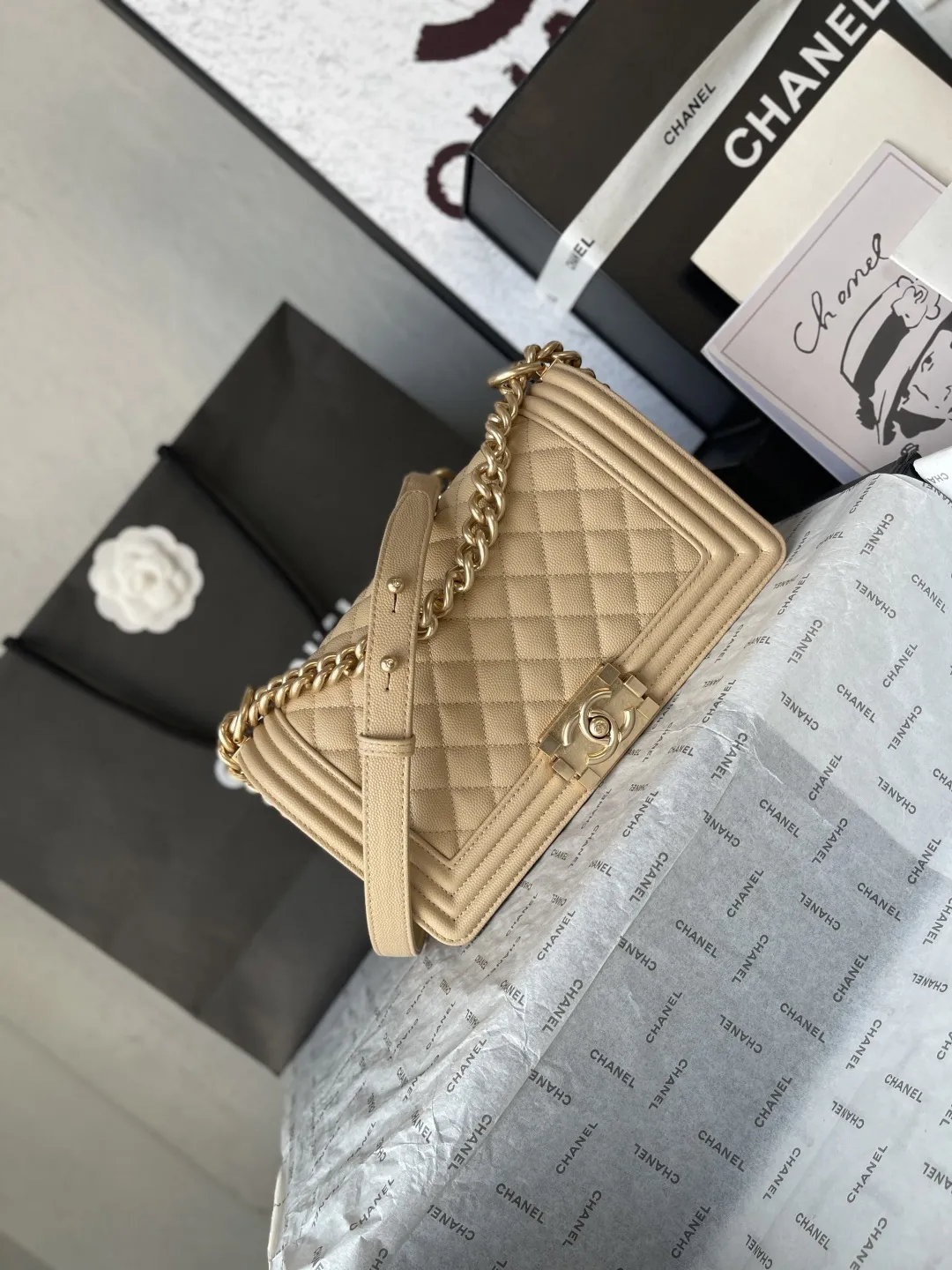 顶级货_厂p650 法国•高端定制品 Chane1 Classic Bag A67086 leboy-鱼子酱辣妈款 2020年Chane1最新概念~经典辣妈系列 时尚、高雅、尊贵!一直是国际明星、贵妇们必备的时尚宠儿。 结合一切经典的创作思维,这款包是Karl Lagerfeld和新任总监Virginie Viard一起设计的 也是老佛爷给我们留下最后的礼物 简直是小香一切经典元素的结合,辣妈款包型经典、时尚、贵气大方,让人一眼钟情! 看到它的第一眼的时候 Always miss him可手拿斜挎侧背肩背手提 简直是一款完美百搭包! 大师傅精工打造,细节完美无瑕,采用顶级复古五金配件+进口鱼子酱牛皮,内配专柜同版小羊皮内里,摸起来手感很柔软的很舒服 喜翻~ 时尚在转动,但经典永远不变! size:底长24.5-高14-宽9CM 肩带长度104CM 【实物更给力哦】