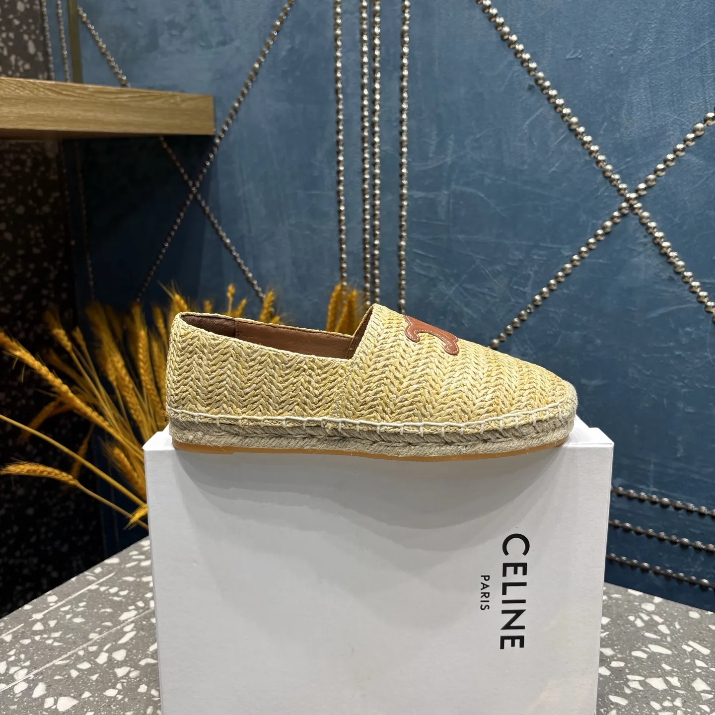Celine 赛琳渔夫鞋 鞋面：PP草/牛皮 内里：羊皮 中底：麻绳编织 大底：防滑橡胶底 码数：35-41码（40.41订制不退不换） 价格:💰250