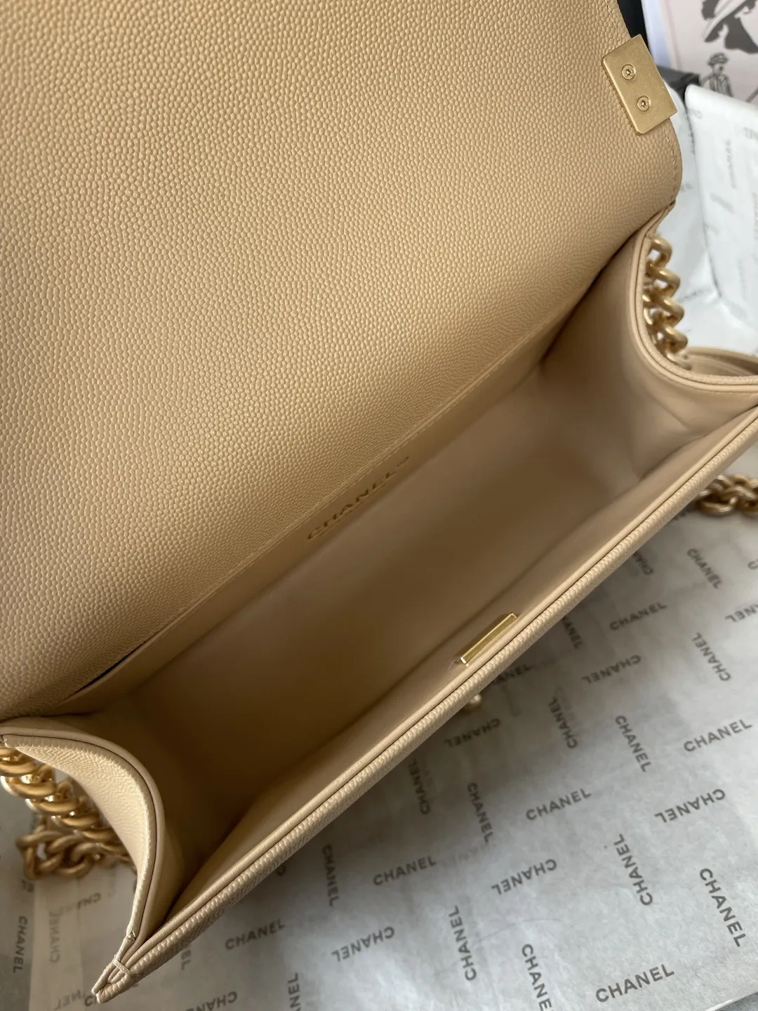 顶级货_厂p650 法国&bull;高端定制品 Chane1 Classic Bag A67086 leboy-鱼子酱辣妈款 2020年Chane1最新概念～经典辣妈系列 时尚、高雅、尊贵！一直是国际明星、贵妇们必备的时尚宠儿。 结合一切经典的创作思维，这款包是Karl Lagerfeld和新任总监Virginie Viard一起设计的 也是老佛爷给我们留下最后的礼物 简直是小香一切经典元素的结合，辣妈款包型经典、时尚、贵气大方，让人一眼钟情！ 看到它的第一眼的时候 Always miss him可手拿斜挎侧背肩背手提 简直是一款完美百搭包！ 大师傅精工打造，细节完美无瑕，采用顶级复古五金配件+进口鱼子酱牛皮，内配专柜同版小羊皮内里，摸起来手感很柔软的很舒服 喜翻～ 时尚在转动，但经典永远不变！ size：底长24.5-高14-宽9CM 肩带长度104CM 【实物更给力哦】