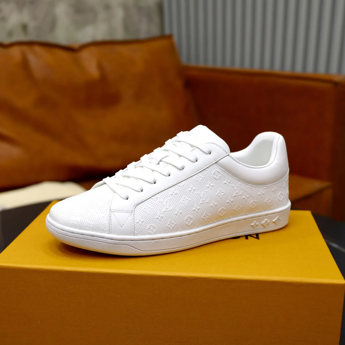 出厂价:260💰顶级原单 品牌:【LOUIS VUITTON 】LV.路易威登 材质: 原工厂牛皮材料 1:1原板大底 舒适内里 款式类型:休闲运动 板鞋 等级:专柜品质 顶级原单 颜色:实物图片色 码数:38–44(45定制)