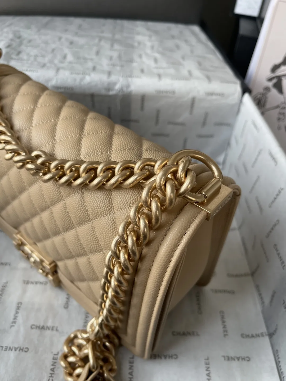 顶级货_厂p650 法国•高端定制品 Chane1 Classic Bag A67086 leboy-鱼子酱辣妈款 2020年Chane1最新概念~经典辣妈系列 时尚、高雅、尊贵!一直是国际明星、贵妇们必备的时尚宠儿。 结合一切经典的创作思维,这款包是Karl Lagerfeld和新任总监Virginie Viard一起设计的 也是老佛爷给我们留下最后的礼物 简直是小香一切经典元素的结合,辣妈款包型经典、时尚、贵气大方,让人一眼钟情! 看到它的第一眼的时候 Always miss him可手拿斜挎侧背肩背手提 简直是一款完美百搭包! 大师傅精工打造,细节完美无瑕,采用顶级复古五金配件+进口鱼子酱牛皮,内配专柜同版小羊皮内里,摸起来手感很柔软的很舒服 喜翻~ 时尚在转动,但经典永远不变! size:底长24.5-高14-宽9CM 肩带长度104CM 【实物更给力哦】