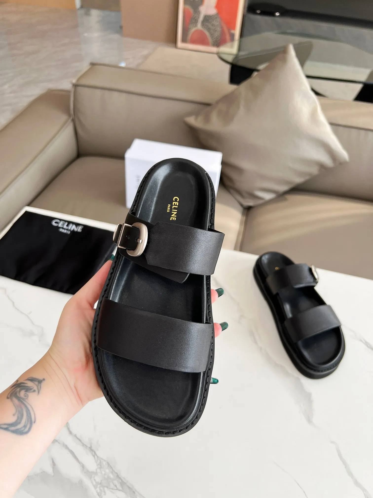 CELINE PARIS 2024拖鞋!🔥 🔥 这一季的赛琳又让我重新爱了它一次这季节美鞋太多😻 这款凉拖真是无敌好搭配!设计搭配金属扣作为点缀整体视觉特别耐看又好搭配👡 !头层牛皮面,羊皮内里。原版油边工艺# celine #2024拖鞋 颜色:黑色,棕色,金色,银色 尺码:35-42(40,41.42.订做不退不换) 大底:生胶组合底 出厂价190