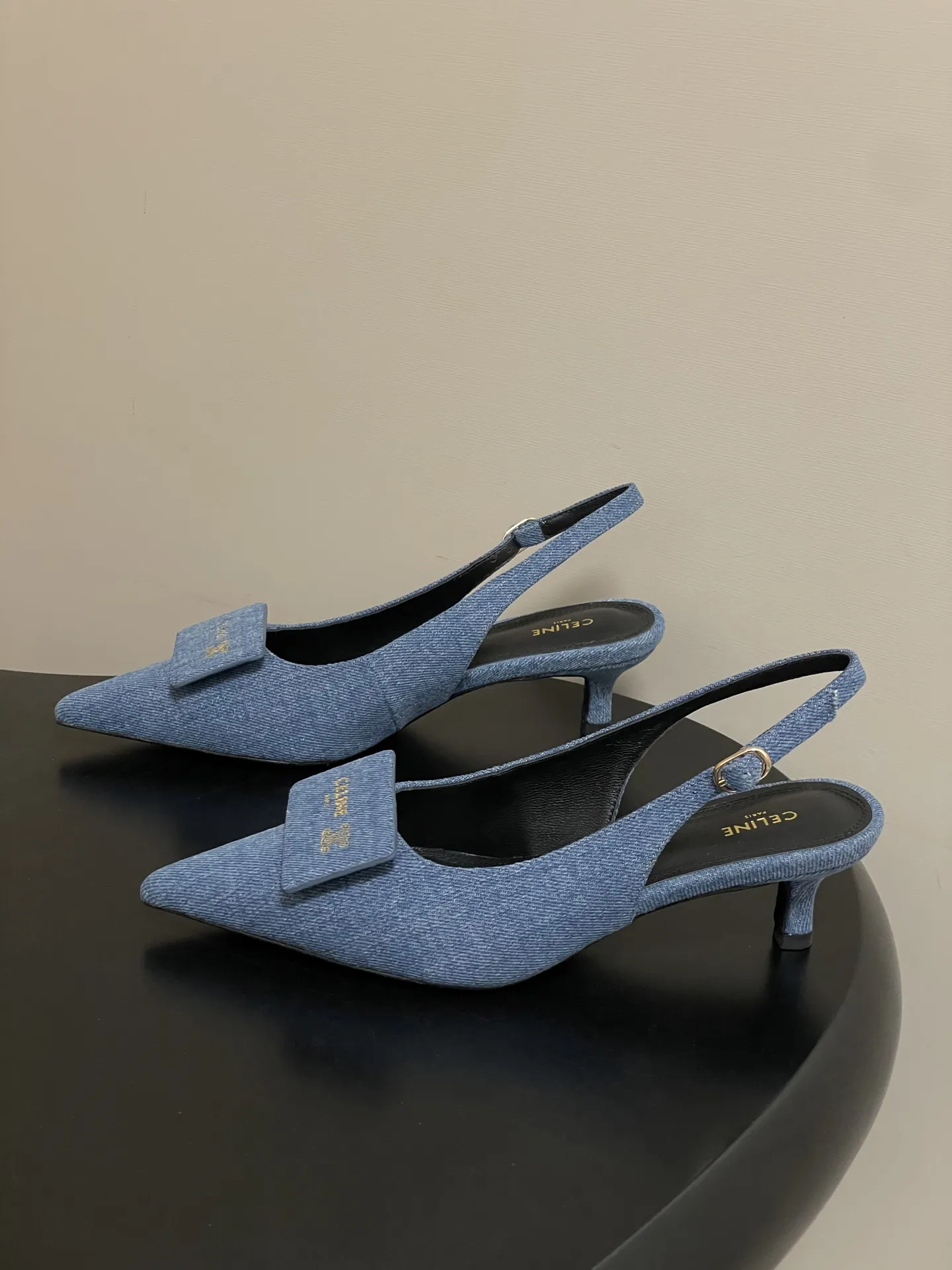 p280- 26Fw春夏新款CELINE 赛琳 思琳凯旋门小猫跟名片鞋方扣后空凉鞋 质感巨高级！鞋头那块&ldquo;金属铭牌&rdquo;设计绝了，既有品牌辨识度，又把法式慵懒和干练感揉在一起，后空绑带还特显脚踝细～ 尖头把脚型衬得巨好看，小猫跟走路也稳，通勤、约会都能穿。配黑西装是&ldquo;都市女精英&rdquo;，搭裙子又变&ldquo;法式氛围美人&rdquo;，感觉脚踩的不是鞋，是高级感开关啊！每走一步都像在散发&ldquo;姐很贵但很好搭&rdquo;的信号，谁能拒绝这种精致感啊～ 鞋身正面有小巧的CELINE金属徽标装饰，低调又凸显品牌辨识度，鞋内也印有品牌字样。平底设计搭配柔软皮质，兼顾了舒适度与日常实穿性，适合通勤、休闲等多种场合。 鞋面：羊皮 内里垫脚：羊皮 鞋底：意大利真皮大底 码数：35-39（40.41定做不退换）