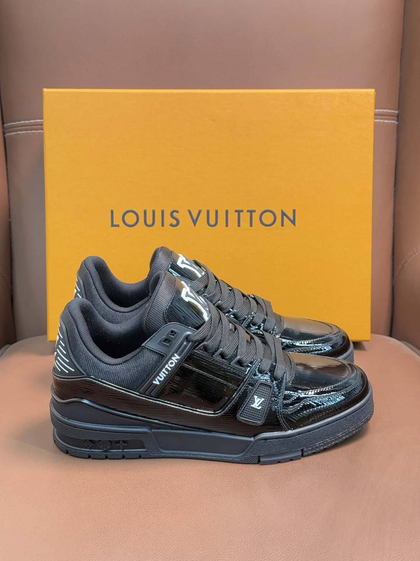 💰440 新款LV TRAINER 系列运动鞋出货本款LV Trainer运动鞋以龟裂效果漆，牛皮革回归新季，搭配橡胶外底，含蓄流露复古气息，展现经典篮球鞋的灵感启发。鞋头嵌入光滑牛皮革细节，鞋面及鞋侧开孔设计，点缀多重品牌元素，鞋舌及两侧饰有LV 字母，外侧饰以手写体路易威登标识，后部饰有 #54标识，双色橡胶外底饰有 Monogram 花卉，织物内里垫脚，延续创新舒适体验。配原盒全套包装！ 码数：39-40-41-42-43-44（38/45/46可定做不退换） 标准皮鞋尺码