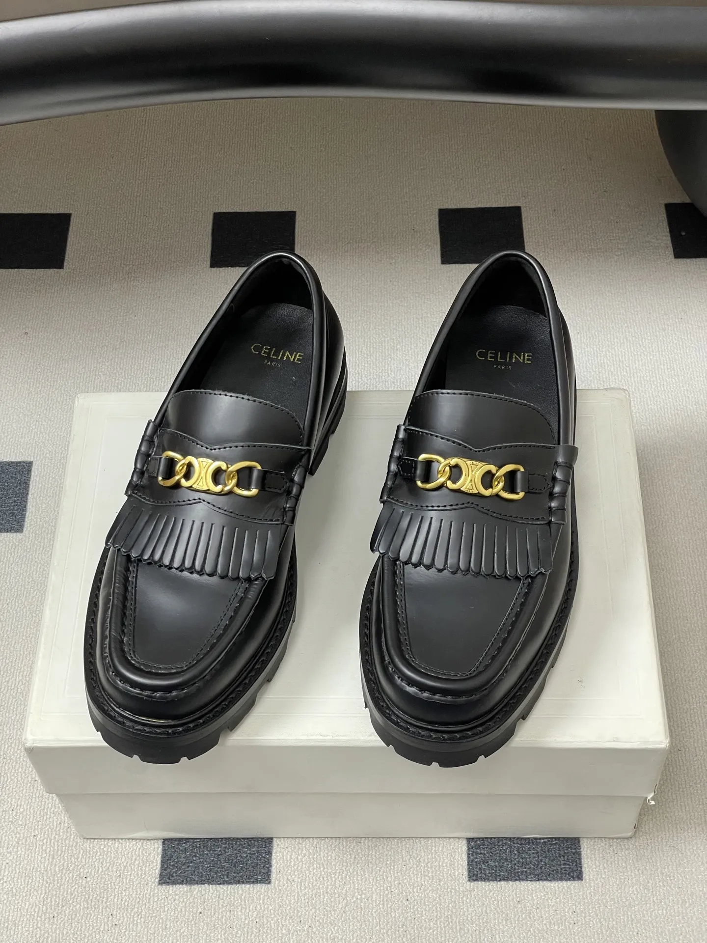 p310-顶级品质 26Fw春夏新款 CELINE 赛琳/思琳 经典凯旋门金属扣乐福鞋流苏吊坠一脚蹬厚底小皮鞋 鞋身点缀凯旋门金属扣/金属流苏,部分款还有金属饰牌,轻奢辨识度拉满。厚底+乐福鞋型,“一脚蹬”穿脱方便,厚底既增高又比细跟更稳;方头设计修饰脚型,不挤脚趾。 采用亮面/哑光皮革,质感细腻耐用;部分款加入流苏、缝线等复古元素,风格更丰富。属于“百搭款”搭西装是通勤精英风,搭牛仔裤是松弛休闲感,棕/黑/焦糖色等配色适配不同穿搭场景。 鞋面:定制牛皮 内里垫脚:牛皮 鞋底:真皮沿条/原版私模进口材质多层组合大底 跟高:3cm 码数:35-39(40.41定做不退换)