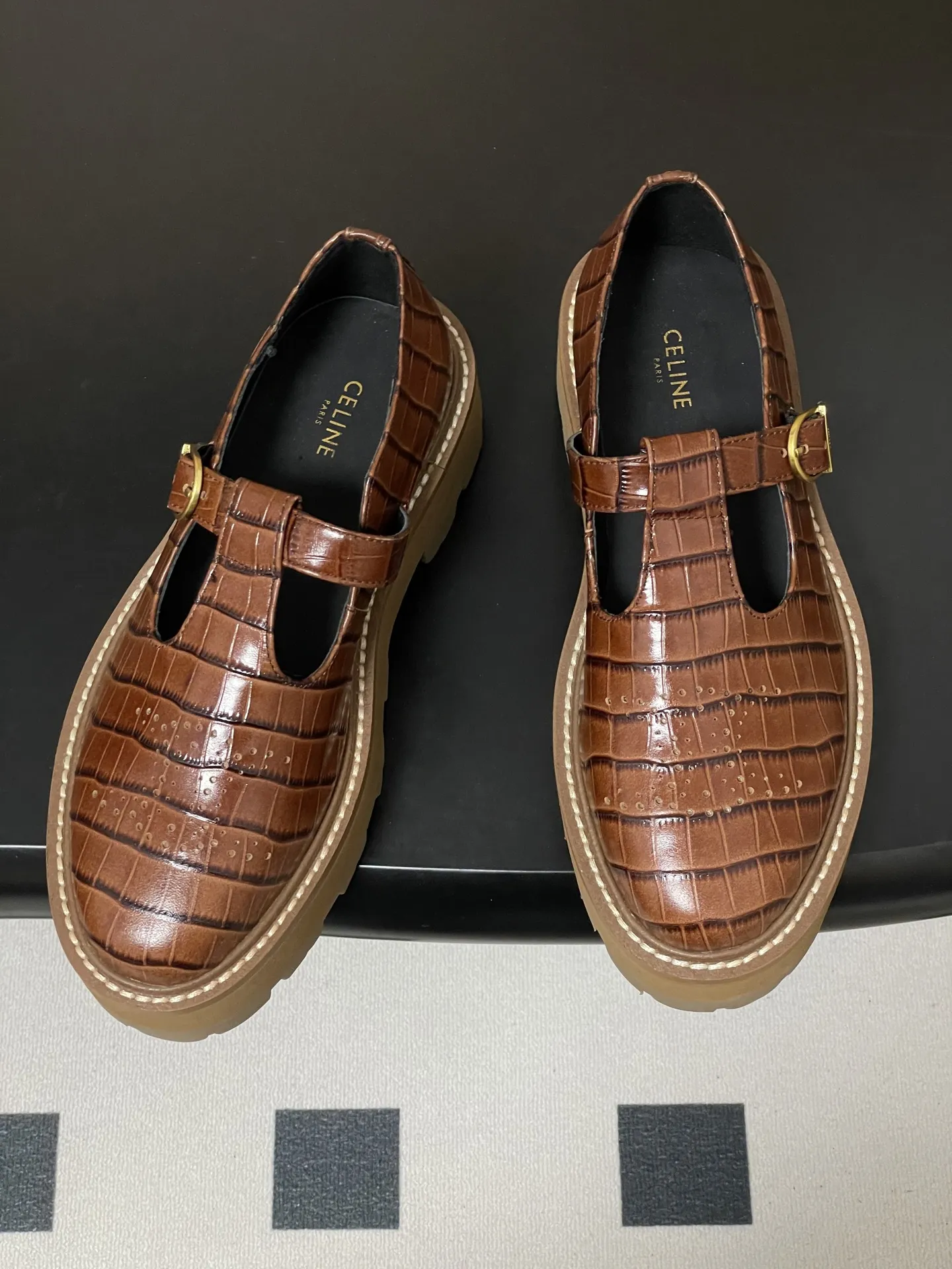 p310-顶级品质 26Fw春夏新款 CELINE 赛琳/思琳 凯旋门厚底玛丽珍鞋搭扣T字带布洛克增高乐福鞋 复古玛丽珍鞋型，搭配T字带+凯旋门金属扣，品牌标志性元素，辨识度高，既有复古优雅感，又带点甜酷的&ldquo;千金风&rdquo;。 厚底设计既能隐形增高，又比细跟更稳；内里多为真皮材质，透气不闷脚。鞋头是小方圆头，不挤脚且修饰脚型；适配裙装、裤装，日常/轻正式场合都能穿。 鞋面：定制牛皮 内里垫脚：牛皮 鞋底：真皮沿条/原版私模进口材质多层组合大底 跟高：5cm 码数：35-39（40.41定做不退换）