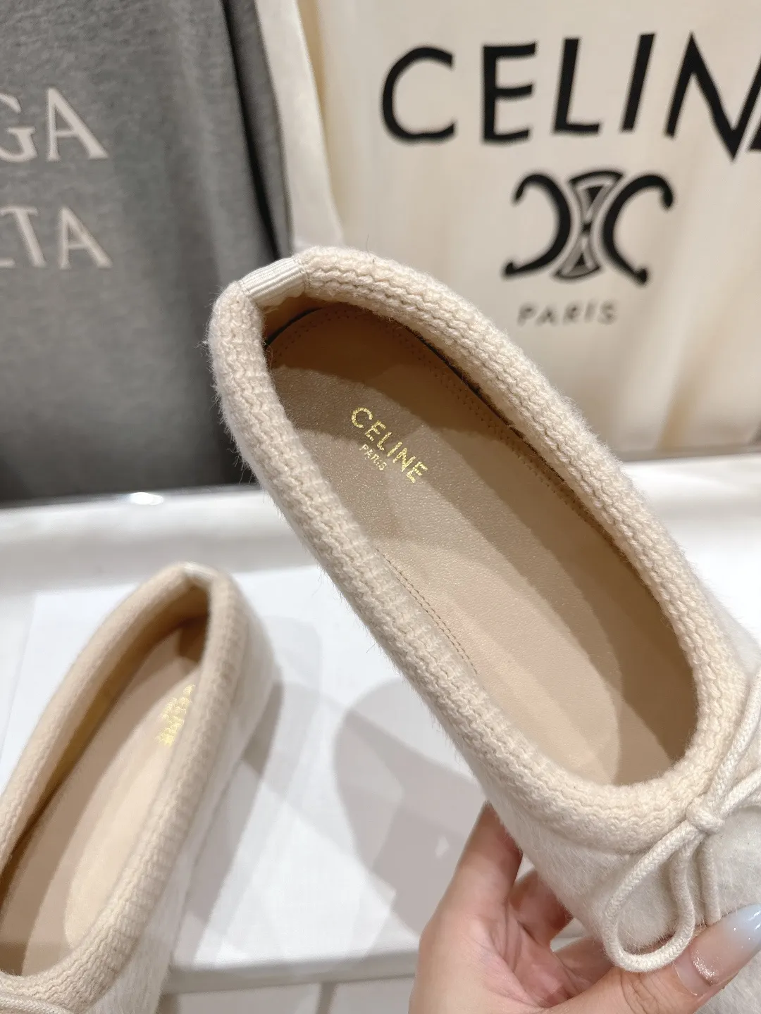 高版本出厂💰260 CELINE*赛琳F018 2025ss新款玛丽珍平底乐福鞋单鞋 网红爆款来袭！各大网红抢先体验、Celine网红ins种草神器、非常仙女风、气场十足单品、设计风格非常新颖、高档且非常舒适.原版一比一定制！绝对原单做法！ ✔面料：进口混纺羊毛 ✔内里：羊皮 ✔大底：意大利真皮大底 ✔Size：35-40（40定做不退换）