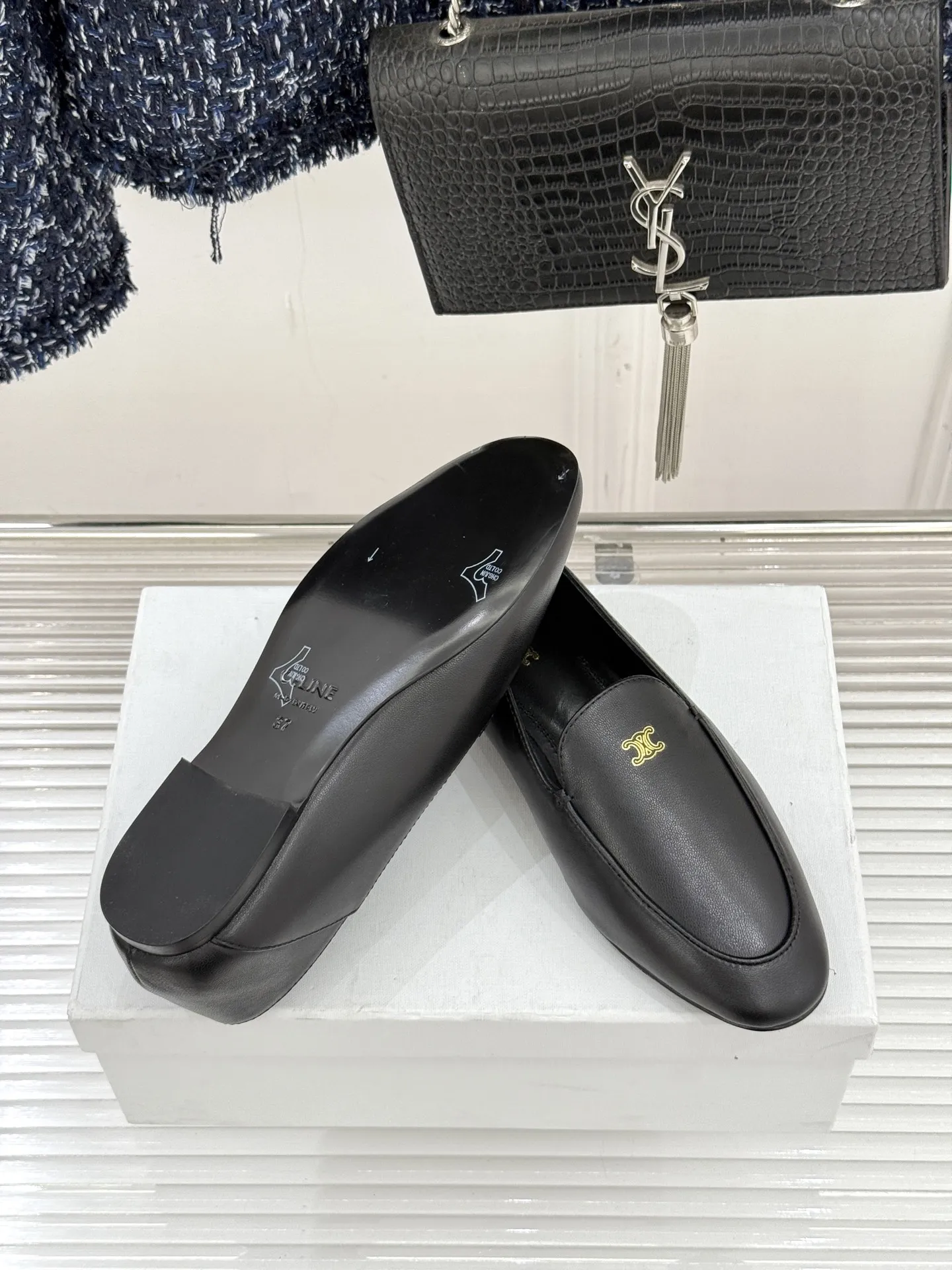 厂价💰270 Celine/赛琳26WF新品凯旋门踩跟乐福鞋 当巴黎左岸的慵懒腔调碰撞随性风潮 这双乐福鞋以经典鞋型为骨 以踩跟为魂 鞋身灵魂当属标志性凯旋门标识 线条利落复刻巴黎凯旋门建筑棱角 清晰不生硬 与鞋面材质浑然一体 每一处细节都藏着CELINE的百年底蕴 这枚符号从不是炫耀的标签 是当代女性独立风骨的无声宣言 书写当代女性的优雅与自在 让每一步成为法式浪漫的温柔邂逅。 面料采用原版定制皮料 内里踮脚均为羊皮 意大利进口真皮大底 size：35-39（40/41定制）