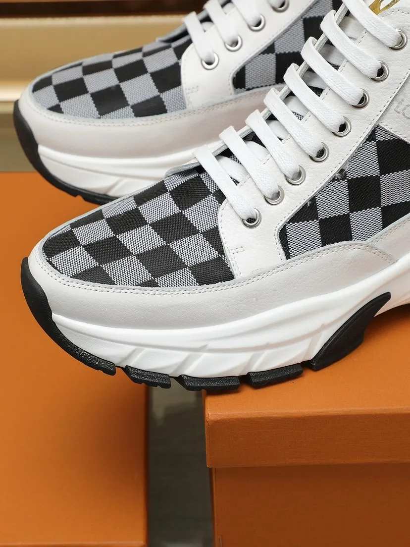 工厂P250💰《LOUI* VUITTO*》爆款男士休闲鞋 💯代购级别品质，鞋面由原版材料搭配牛皮、实物超闪⚡️ 时尚百搭 鞋头楦型挺而饱满，鞋底LV原厂开模随意进出 上脚轻便舒适~纯手工制作，细节决定品质！颜色：两色可选。Size:38-44（45定做）