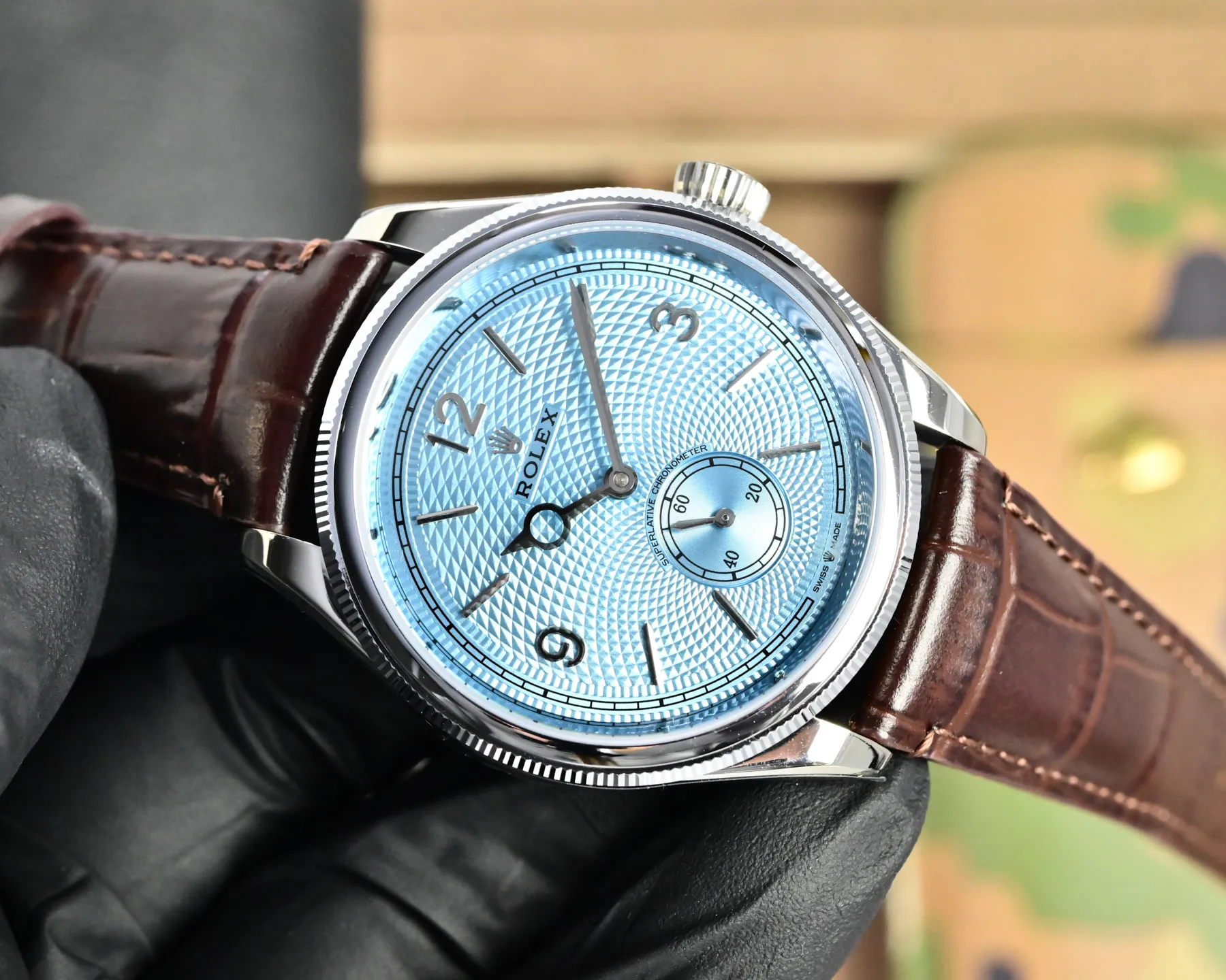 白壳660 金壳680 劳力士切利尼两针半 Rolex恒动1908型m52508-0006小秒型腕表,是劳力士几百年来第一款透底腕表🏅️WN2腕表尺寸:39×11mm,独家定制改装自动机械机芯,走时精准稳定性,搭配意大利小牛皮,双褶扣,皮质柔软细腻更加贴合手腕给您带来舒适的佩戴感! 匠心传承,专注优品送礼最佳奢华推荐请认准独家品质📷