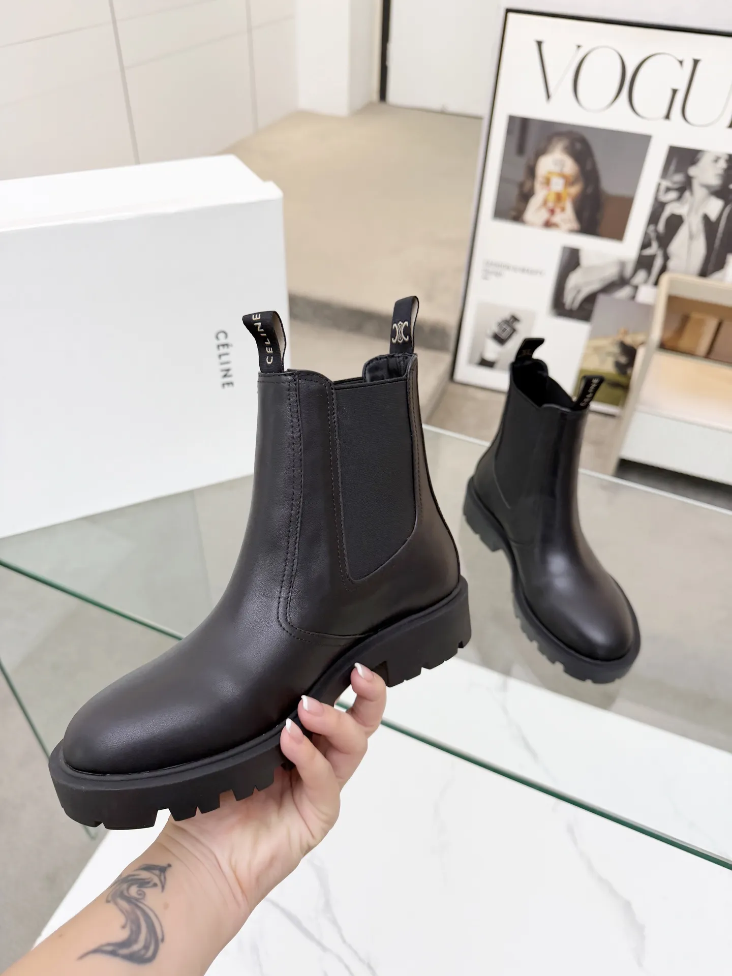 CELINE(赛琳)2025秋冬新款切尔西短靴💥鞋面采用小牛皮加经典压花Logo油边工艺🎵一款经典穿搭永不过时🌹 内里:羊皮,面料:头层小牛皮 码数:35-41,(41定做不退换) 出厂价:280