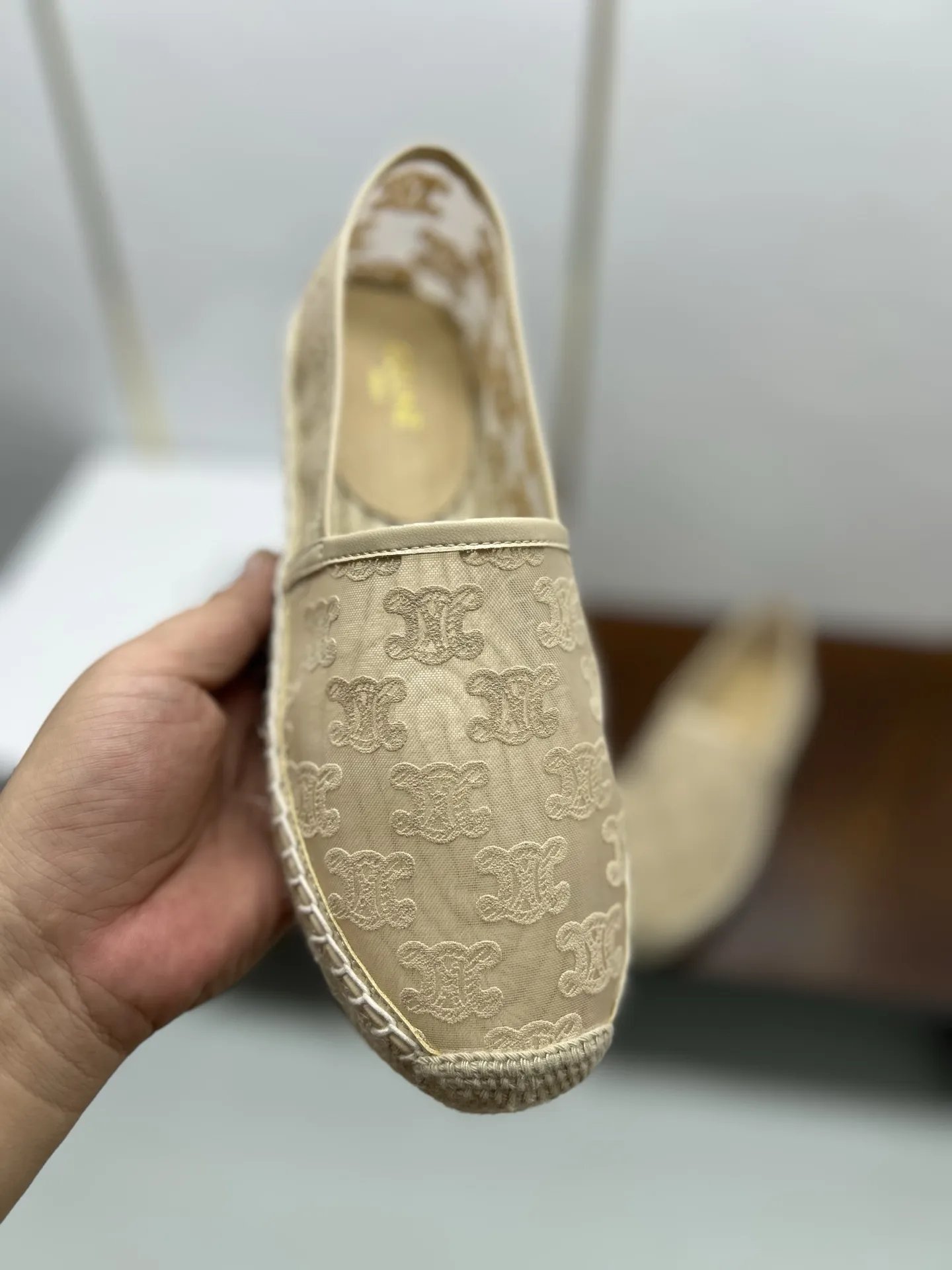 p180💰,2025新品💜Celine/赛琳 顶级代购货,最高版本渔夫鞋 专柜2025 早春 新款 Celine羊皮字母渔夫鞋系列 ⚡正品级⚡顶级货版本! 1⃣鞋面进口网纱绣花工艺 2⃣水染羊皮内里和垫脚、闪耀夺目、脚感好到爆! 3⃣麻绳编底 4⃣女款:35-40(41,42 定制)