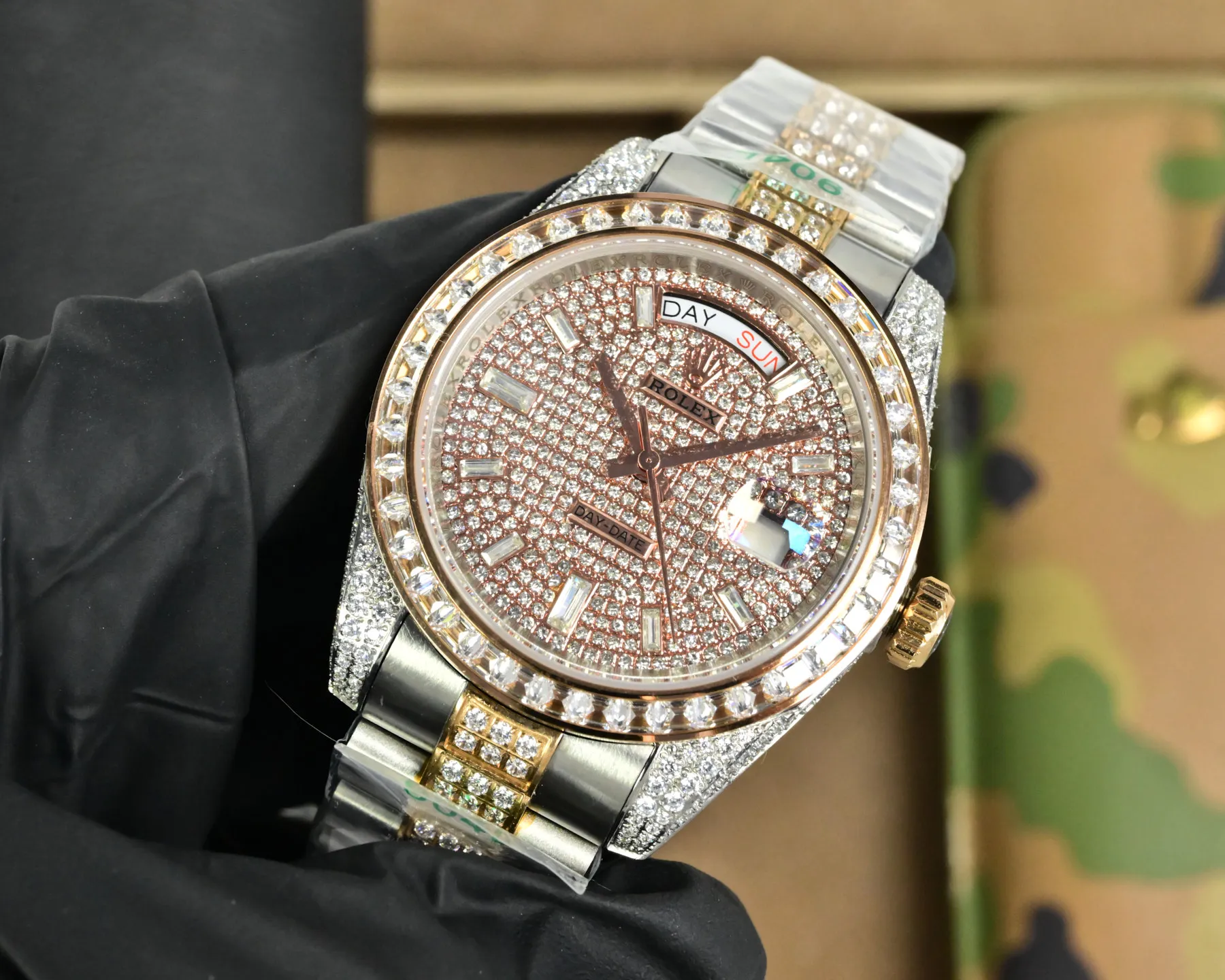 白壳880 玫金900 劳力士巅峰之作.升级版全网最具性价比劳力士 星期日志型满天星40mm 满钻土豪版奢华18k纳米技术！2000+颗AAA锆石精心打造！采用全自动进口机械机芯改版刻字3255机芯，整壳同钢带均为镶嵌施华洛世奇水晶钻！使的灯光下闪耀效果更佳！全新搭配三组中钻钢带！41mm原装尺寸，真空电镀不掉色，送礼最佳奢华推荐！