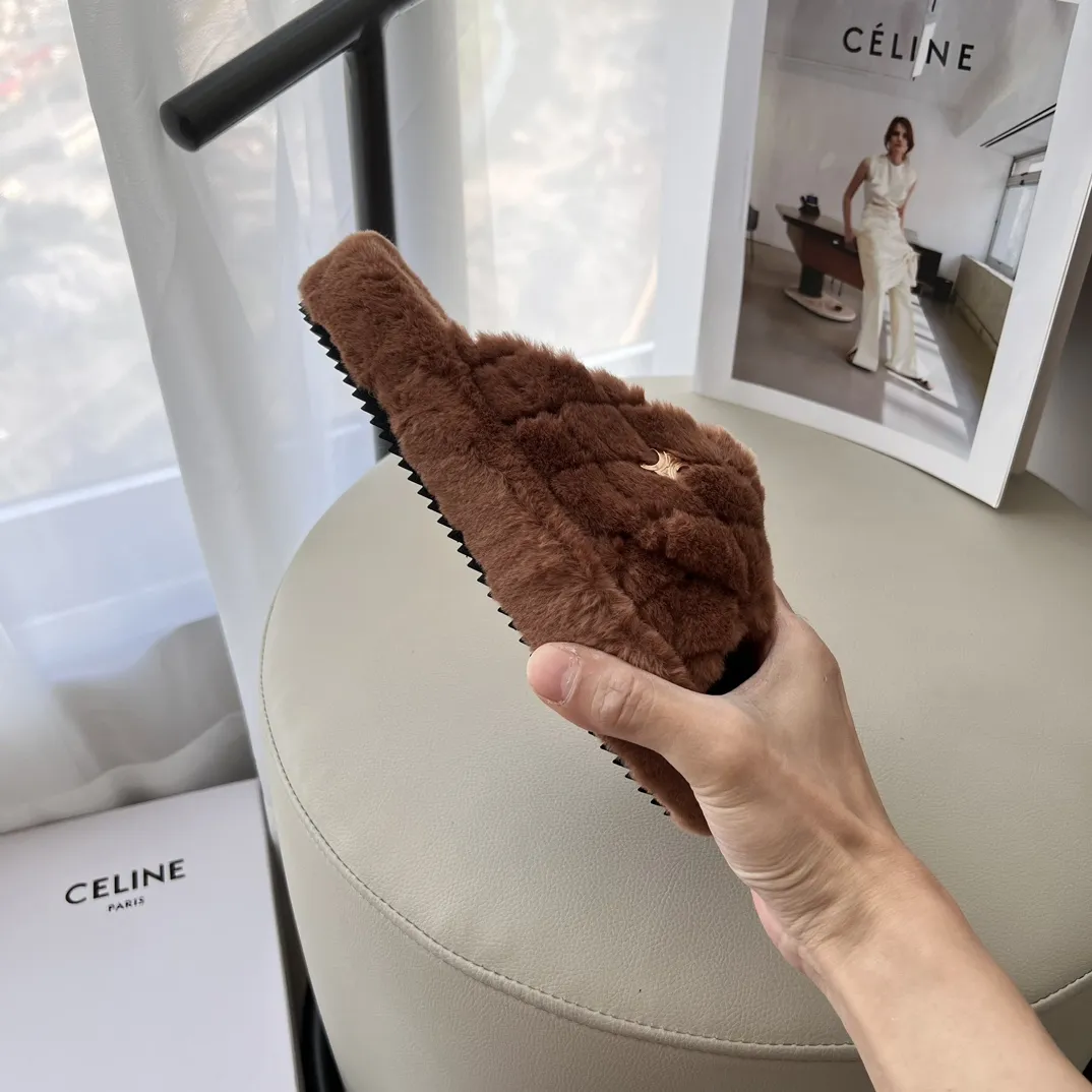 橙子出厂价💰95 CELINE 赛琳 2024秋冬新款 凯旋门毛毛拖鞋 太古里街拍热款 时尚穿搭 毛绒绒保暖 秋冬OoTd毛拖 鞋柜新品 ➤ 原版开模 代购版本 ➤ 环保小羊毛 ➤ 垫脚羊毛 ➤ 原版私膜大底 ➤ 全套专柜包装 Size:35-41