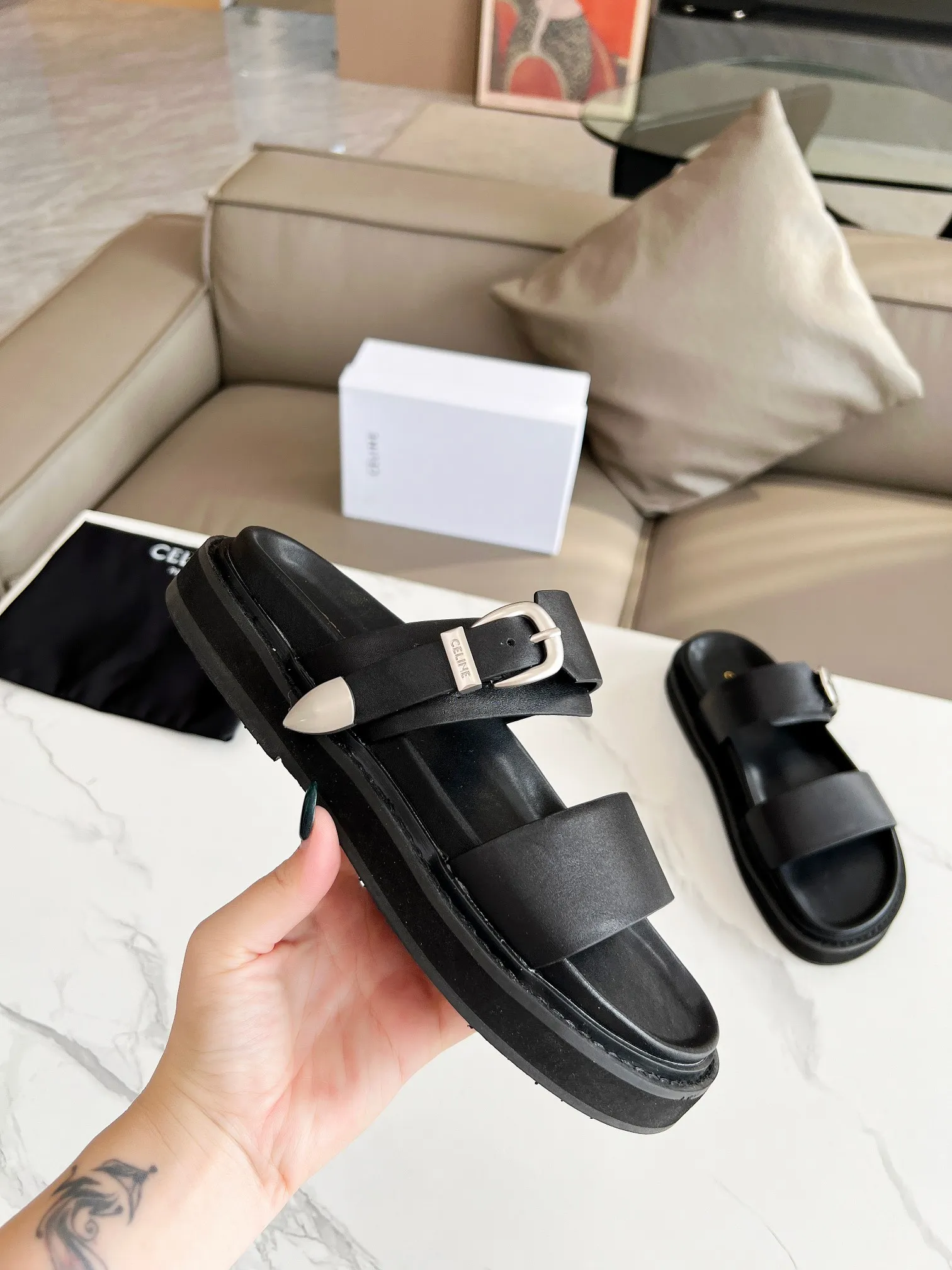 CELINE PARIS 2024拖鞋!🔥 🔥 这一季的赛琳又让我重新爱了它一次这季节美鞋太多😻 这款凉拖真是无敌好搭配!设计搭配金属扣作为点缀整体视觉特别耐看又好搭配👡 !头层牛皮面,羊皮内里。原版油边工艺# celine #2024拖鞋 颜色:黑色,棕色,金色,银色 尺码:35-42(40,41.42.订做不退不换) 大底:生胶组合底 出厂价190