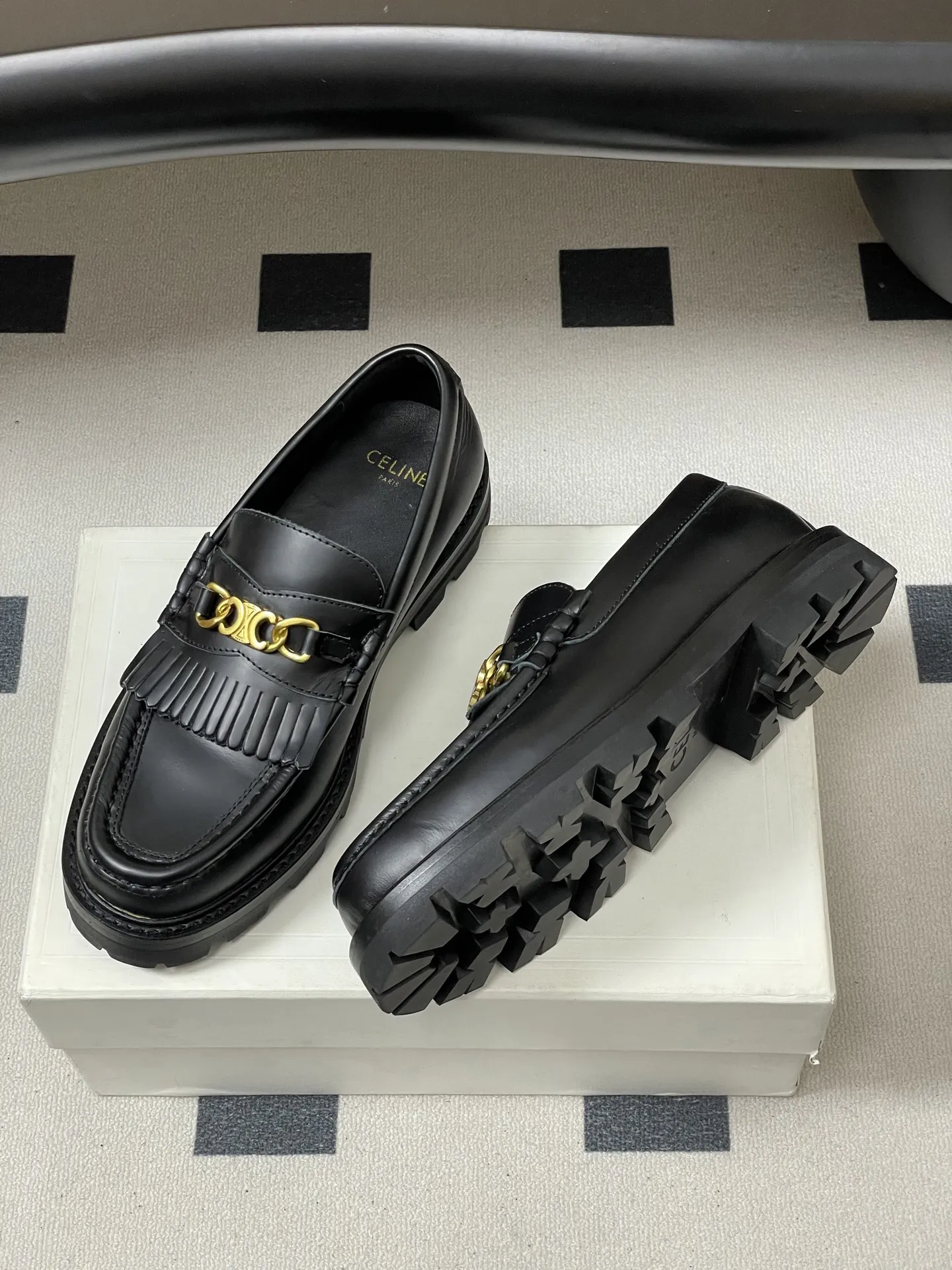 p310-顶级品质 26Fw春夏新款 CELINE 赛琳/思琳 经典凯旋门金属扣乐福鞋流苏吊坠一脚蹬厚底小皮鞋 鞋身点缀凯旋门金属扣/金属流苏,部分款还有金属饰牌,轻奢辨识度拉满。厚底+乐福鞋型,“一脚蹬”穿脱方便,厚底既增高又比细跟更稳;方头设计修饰脚型,不挤脚趾。 采用亮面/哑光皮革,质感细腻耐用;部分款加入流苏、缝线等复古元素,风格更丰富。属于“百搭款”搭西装是通勤精英风,搭牛仔裤是松弛休闲感,棕/黑/焦糖色等配色适配不同穿搭场景。 鞋面:定制牛皮 内里垫脚:牛皮 鞋底:真皮沿条/原版私模进口材质多层组合大底 跟高:3cm 码数:35-39(40.41定做不退换)