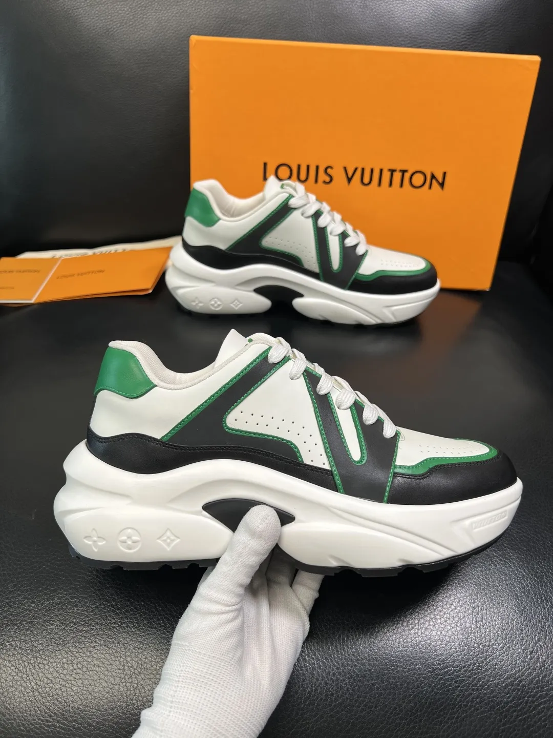 P440 Lv 高品质 顶级工艺品 路易威登，专柜同步原厂配置，鞋面意大利进口，高品质拼接缤纷色彩复杂工艺品，进口牛皮里垫柔软舒适，鞋底：原厂特供原版底，TPU独家活动成型底超级舒适，原厂跟单货，码数 39-44 （订做 45 ）