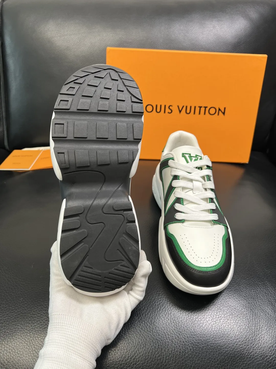 P440 Lv 高品质 顶级工艺品 路易威登，专柜同步原厂配置，鞋面意大利进口，高品质拼接缤纷色彩复杂工艺品，进口牛皮里垫柔软舒适，鞋底：原厂特供原版底，TPU独家活动成型底超级舒适，原厂跟单货，码数 39-44 （订做 45 ）