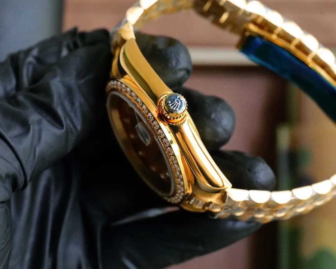 白壳660 玫金680新品 劳力士顶级玩物毒货，不喜欢撞款街表水鬼的你，他绝对是你的知音。用劳力士最经典的潜航系列水鬼作为原型，经过圈口的二次改装，然后镶嵌顶级天然皓石，大闪亮，难度极高，目前同种材质最闪工艺。机芯采用全自动机械机芯，超强夜光字面，胶带专门定制模具做弯头粒，完全贴合表壳。扣子内2cm灵活调节扣，轻松调节大小。专业成就未来，一劳永逸。尺寸40mm!