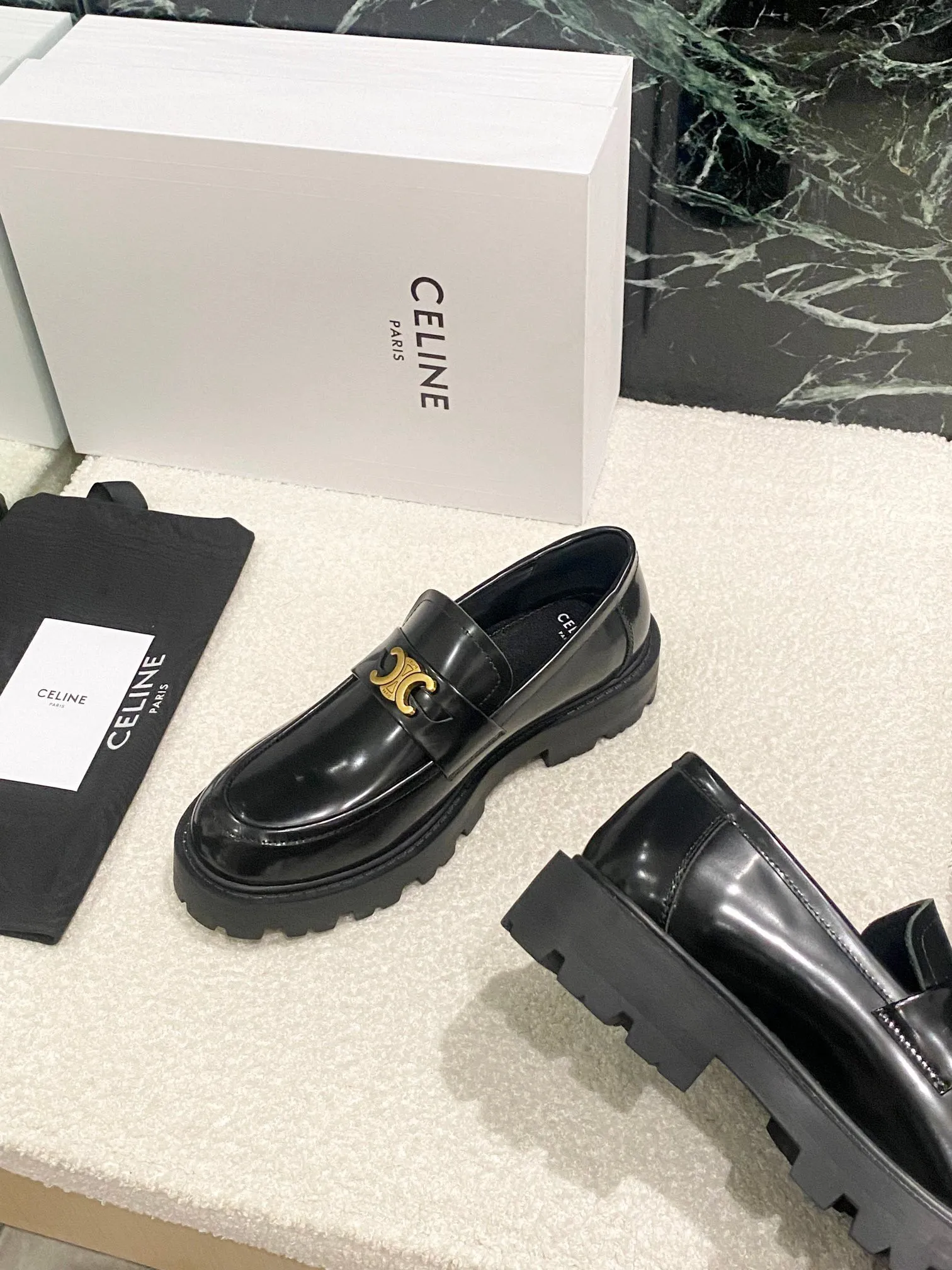 橙子出厂价💰115 CELINE 赛琳 凯旋门厚底乐福鞋单鞋 英伦风小皮鞋 这一季的赛琳真的是开了挂✔️龙年必须要入手一双celine乐福鞋 ,复古风经典款 超级百搭 简单大气 无论裙装裤装都能随意搭配 妥妥的颜霸 上脚无不彰显它的品牌气息 鞋面:特定开边珠牛皮 码数:35-40