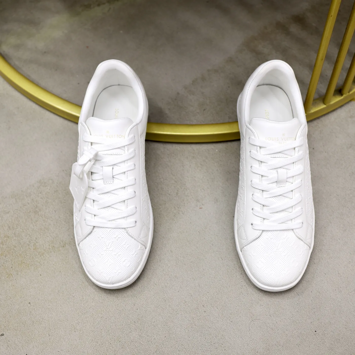 出厂价：260💰顶级原单 品牌：【LOUIS VUITTON 】LV.路易威登 材质： 原工厂牛皮材料 1：1原板大底 舒适内里 款式类型：休闲运动 板鞋 等级：专柜品质 顶级原单 颜色：实物图片色 码数：38&ndash;44（45定制）