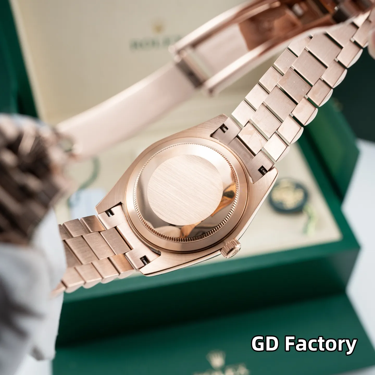 台湾厂 720 GD品控，2023年便为客量身打造&mdash;&mdash;星期日历型男士腕表，劳力士官方热门爆款～劳粉热捧的DD、黑冰糖、赌桌绿&hellip;该系列也一直在劳圈稳居热销榜[强] 亮点一：继续秉承GD厂全新西铁城机芯，些系列搭载西铁城原装8285机芯，出厂机芯检测、调校！外观细节同步原装正品！真正内外兼修[强] 亮点二：40mm官方同步原装表扣，圆三珠表链散件打磨！真正以大厂品质标准打造平价西铁城[强] 亮点三：条丁刻度继续秉承GD厂高效超强、持久夜光粉填充，夜光品质堪比原装！字面盘做工细腻，字体、刻度～细节均源自大厂工艺，媲美原装[强] 亮点五：防刮蓝宝石水晶玻璃镜面，防反光凸透式放大（2.5位）日历窗，放大倍数同步原装，读时、读历清晰通透[强] ⚠️请认准GD品控独家品质