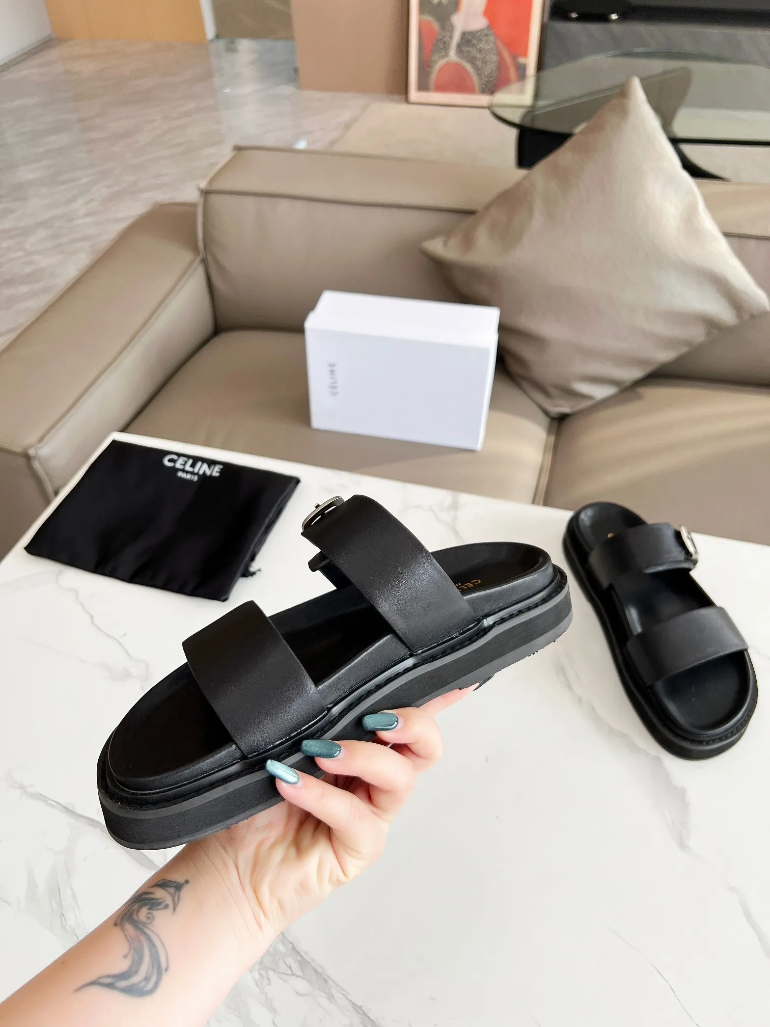 CELINE PARIS 2024拖鞋！🔥 🔥 这一季的赛琳又让我重新爱了它一次这季节美鞋太多😻 这款凉拖真是无敌好搭配！设计搭配金属扣作为点缀整体视觉特别耐看又好搭配👡 ！头层牛皮面，羊皮内里。原版油边工艺# celine #2024拖鞋 颜色：黑色，棕色，金色，银色 尺码：35-42（40，41.42.订做不退不换） 大底：生胶组合底 出厂价190
