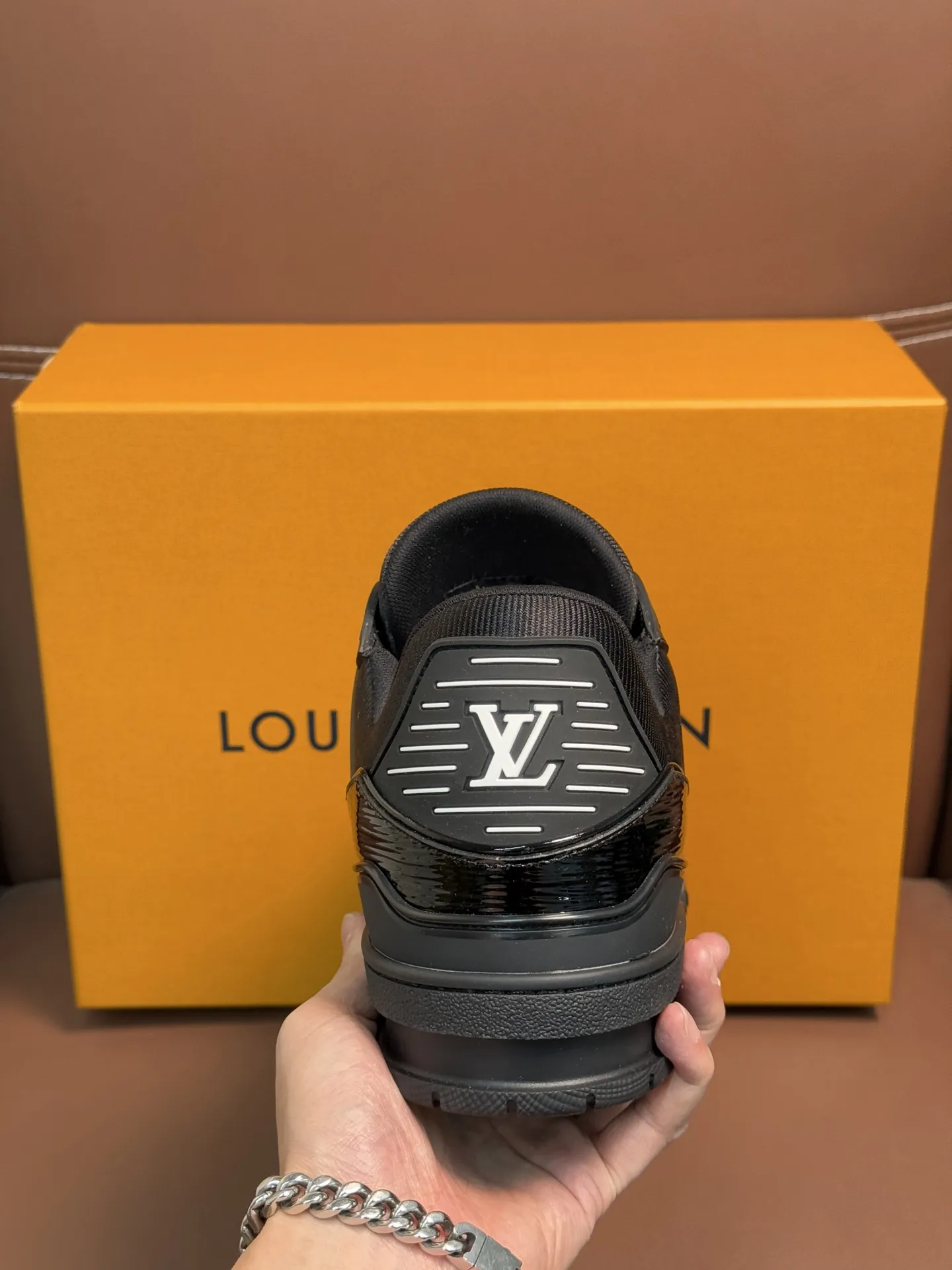 💰440 新款LV TRAINER 系列运动鞋出货本款LV Trainer运动鞋以龟裂效果漆，牛皮革回归新季，搭配橡胶外底，含蓄流露复古气息，展现经典篮球鞋的灵感启发。鞋头嵌入光滑牛皮革细节，鞋面及鞋侧开孔设计，点缀多重品牌元素，鞋舌及两侧饰有LV 字母，外侧饰以手写体路易威登标识，后部饰有 #54标识，双色橡胶外底饰有 Monogram 花卉，织物内里垫脚，延续创新舒适体验。配原盒全套包装！ 码数：39-40-41-42-43-44（38/45/46可定做不退换） 标准皮鞋尺码